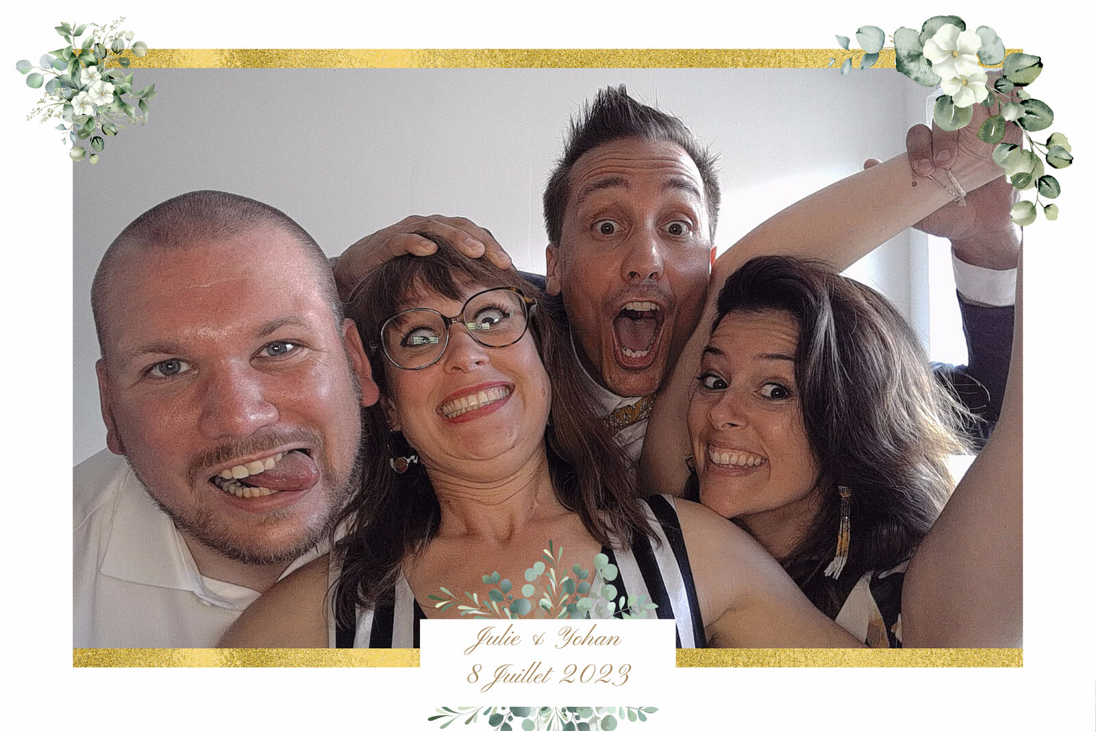 Photo Booth Jaysphotography en soirée — éclairage intégré et fond neutre pour les portraits