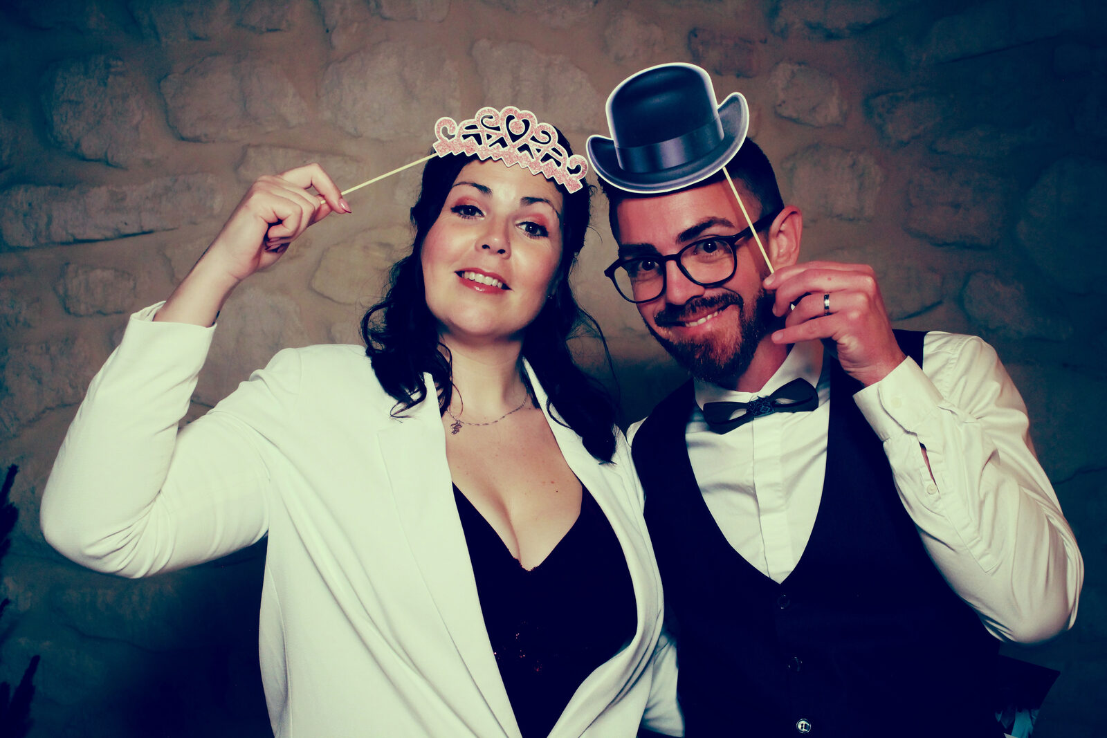 Photo Booth Jaysphotography en soirée — éclairage intégré et fond neutre pour les portraits