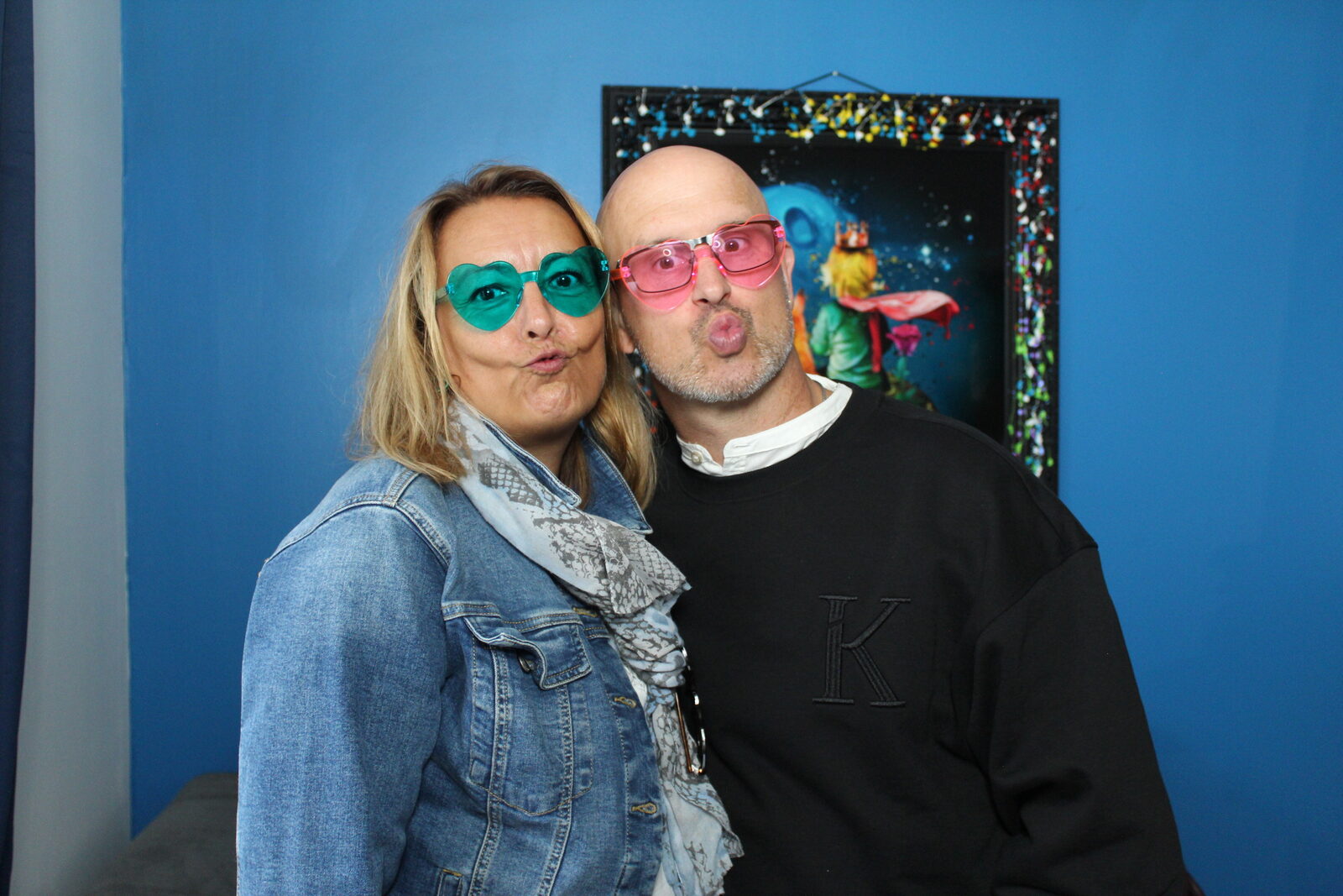 Photo Booth Jaysphotography en soirée — éclairage intégré et fond neutre pour les portraits