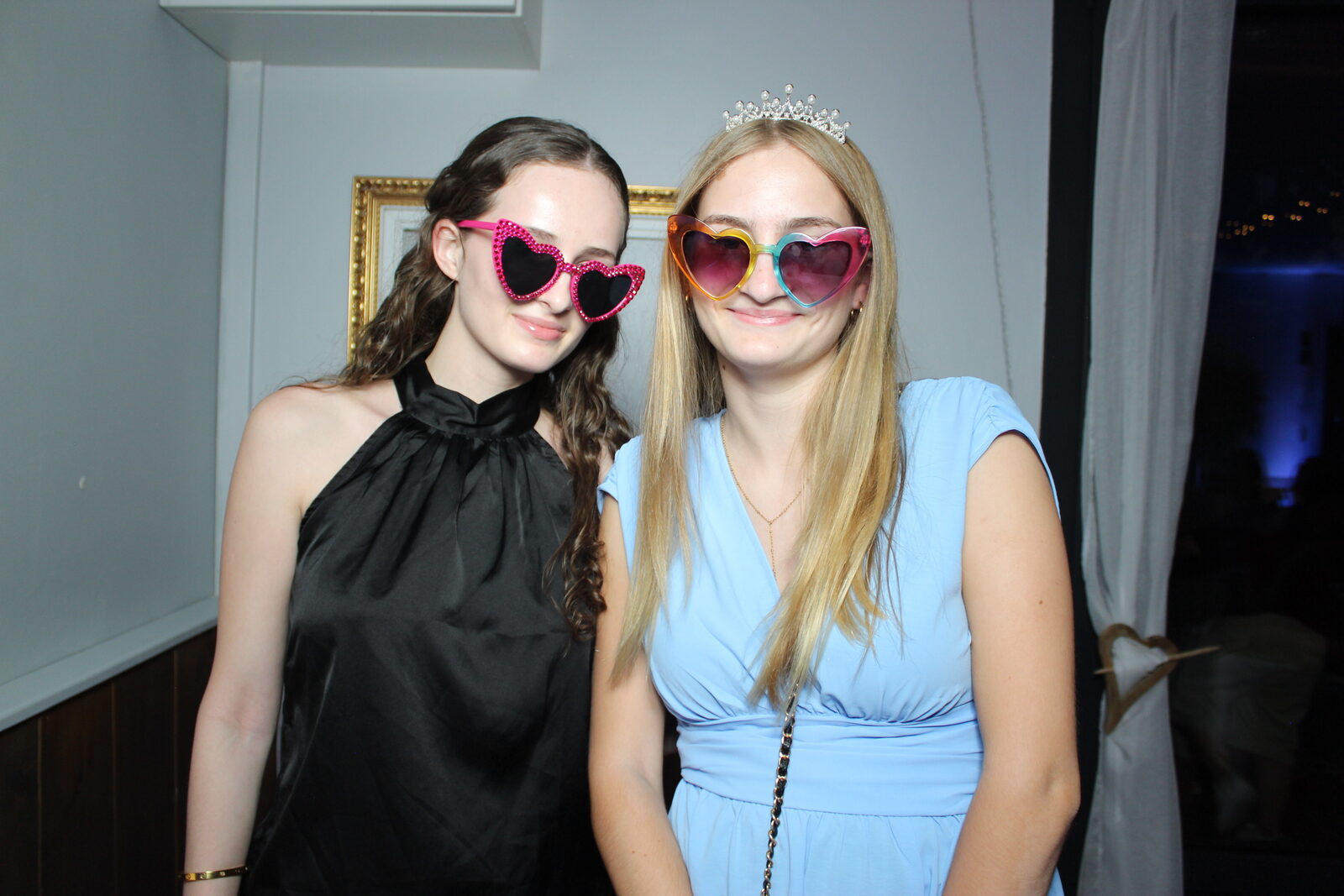 Installation Photo Booth Jaysphotography sur un mariage — borne selfie autonome avec accessoires