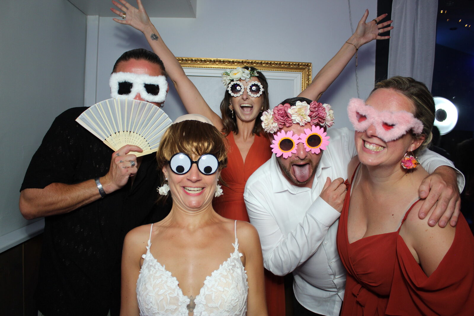 Photo Booth Jaysphotography — instant de complicité entre invités devant la borne