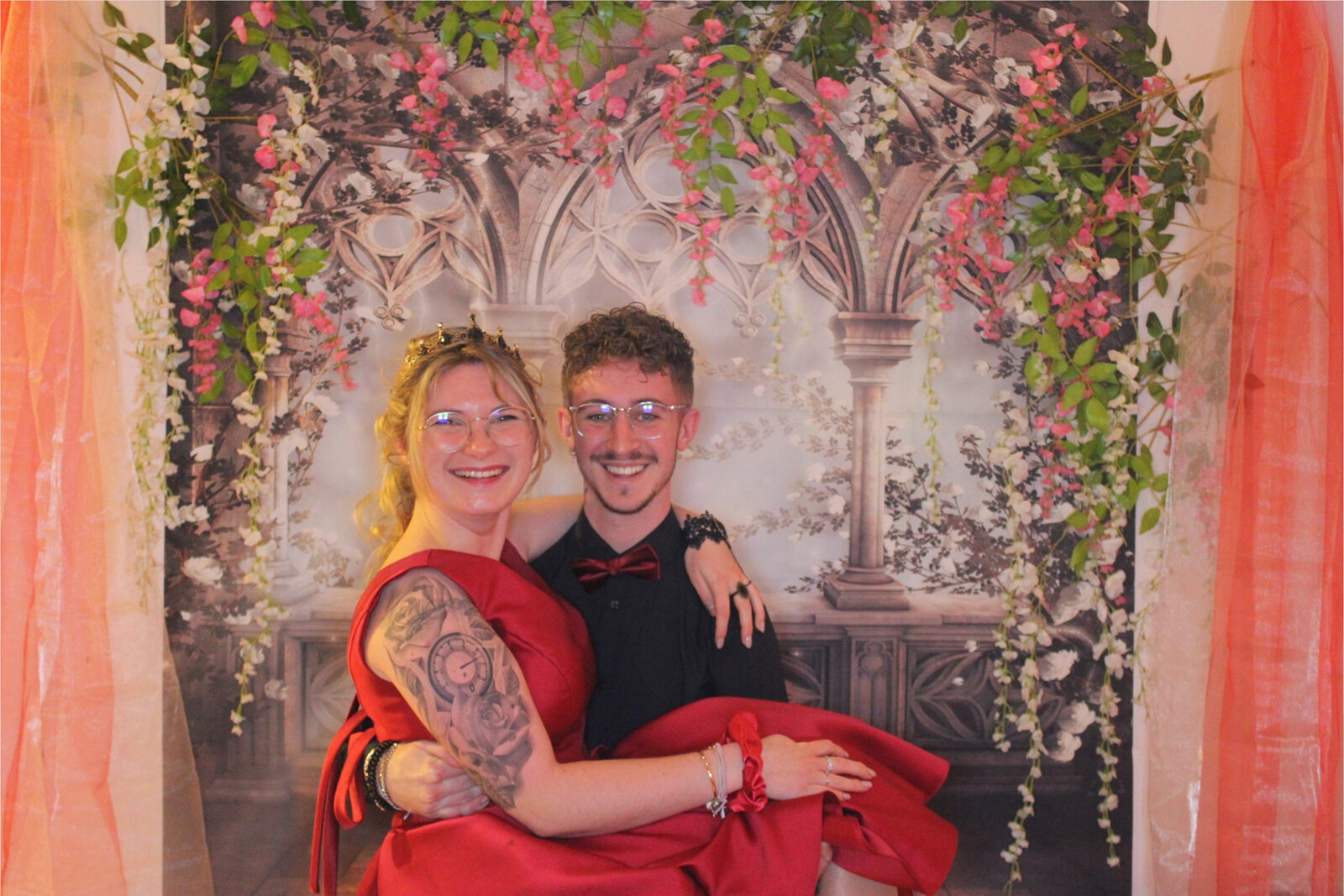 Photo Booth Jaysphotography — instant de complicité entre invités devant la borne