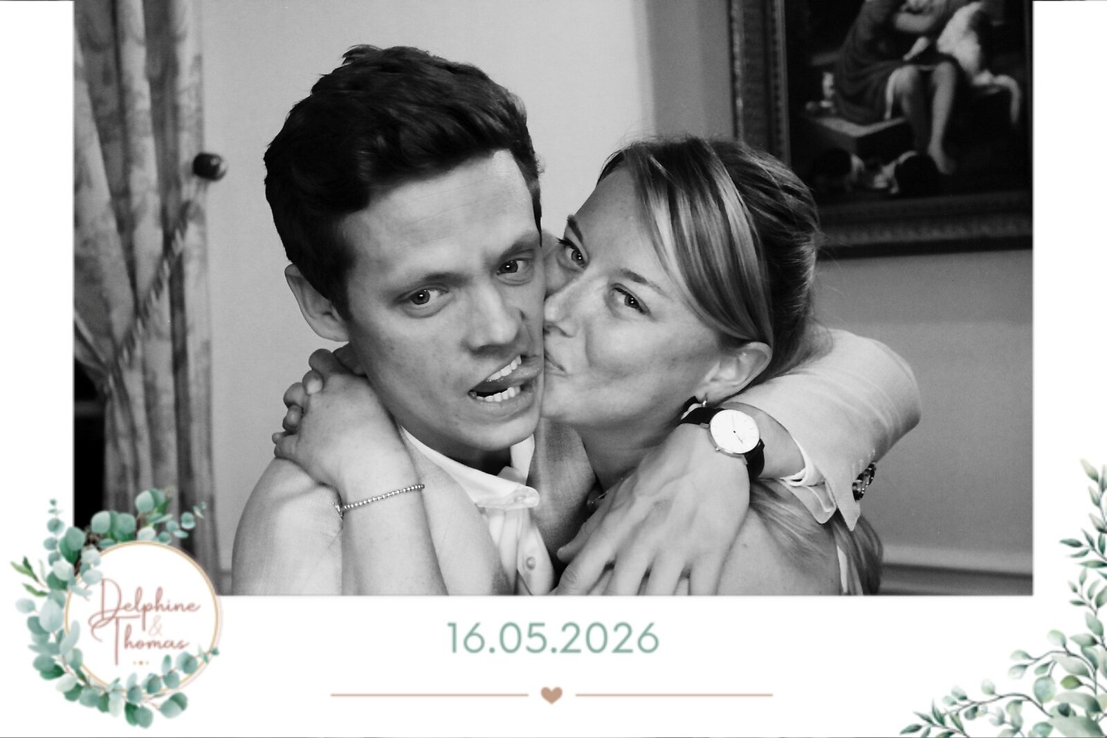 Photo Booth Jaysphotography en soirée — éclairage intégré et fond neutre pour les portraits