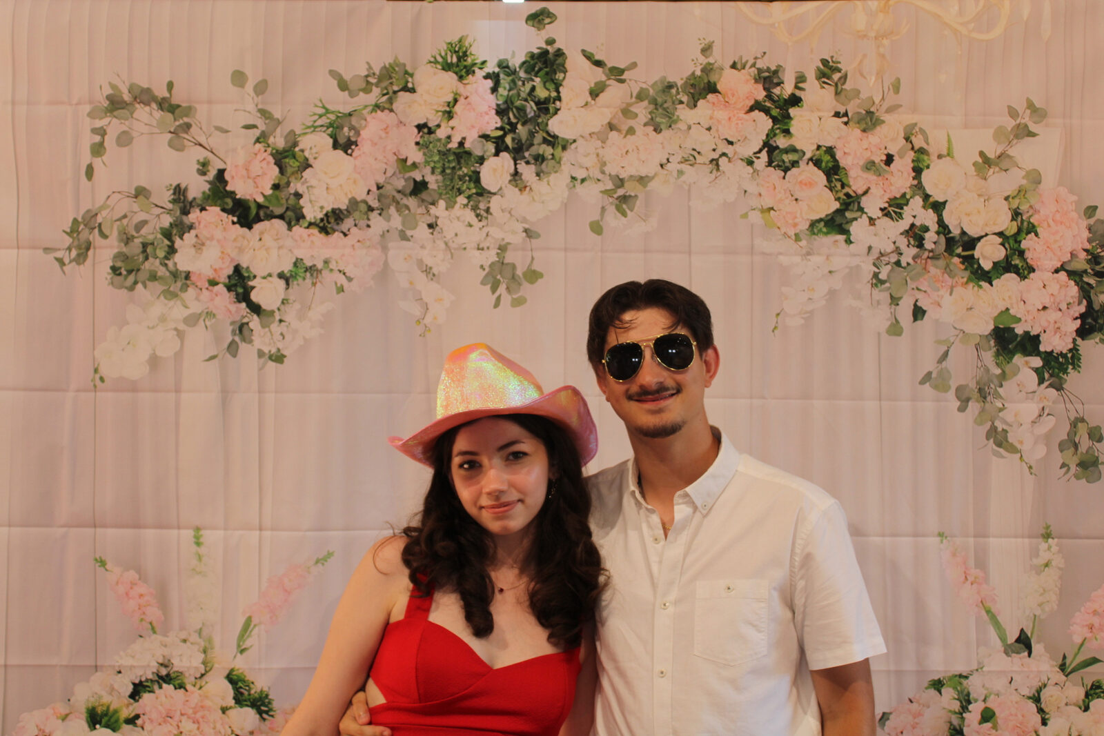 Photo Booth Jaysphotography avec accessoires premium — moustaches, lunettes, pancartes