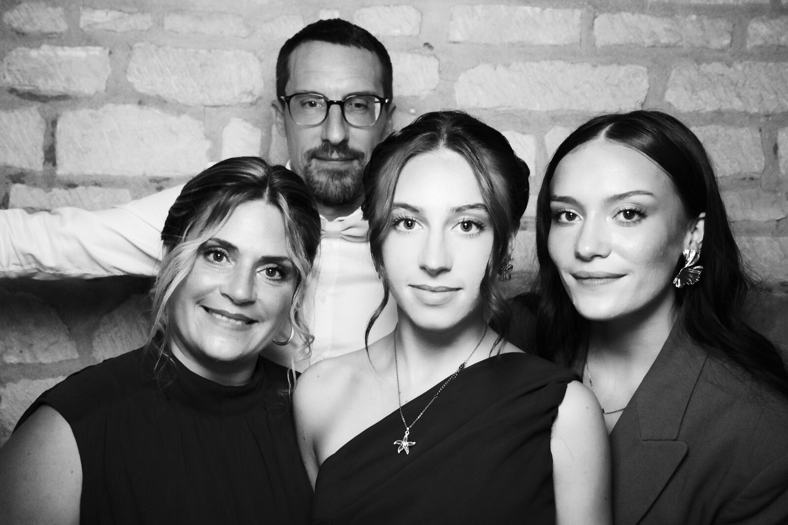 Photo Booth Jaysphotography avec accessoires premium — moustaches, lunettes, pancartes