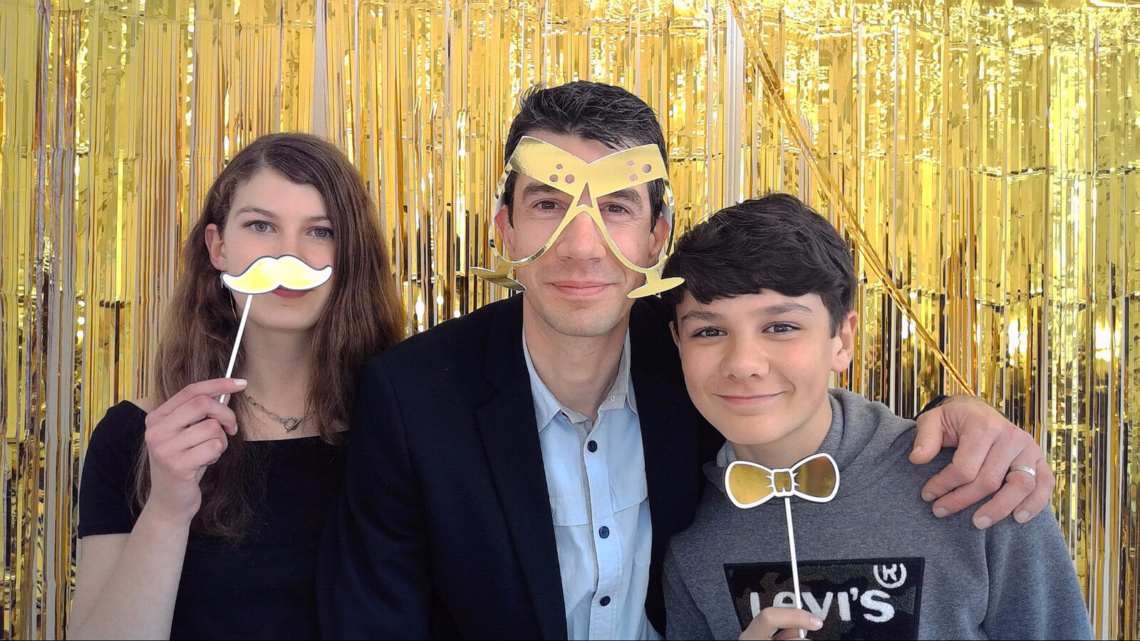 Photo Booth Jaysphotography en soirée — éclairage intégré et fond neutre pour les portraits