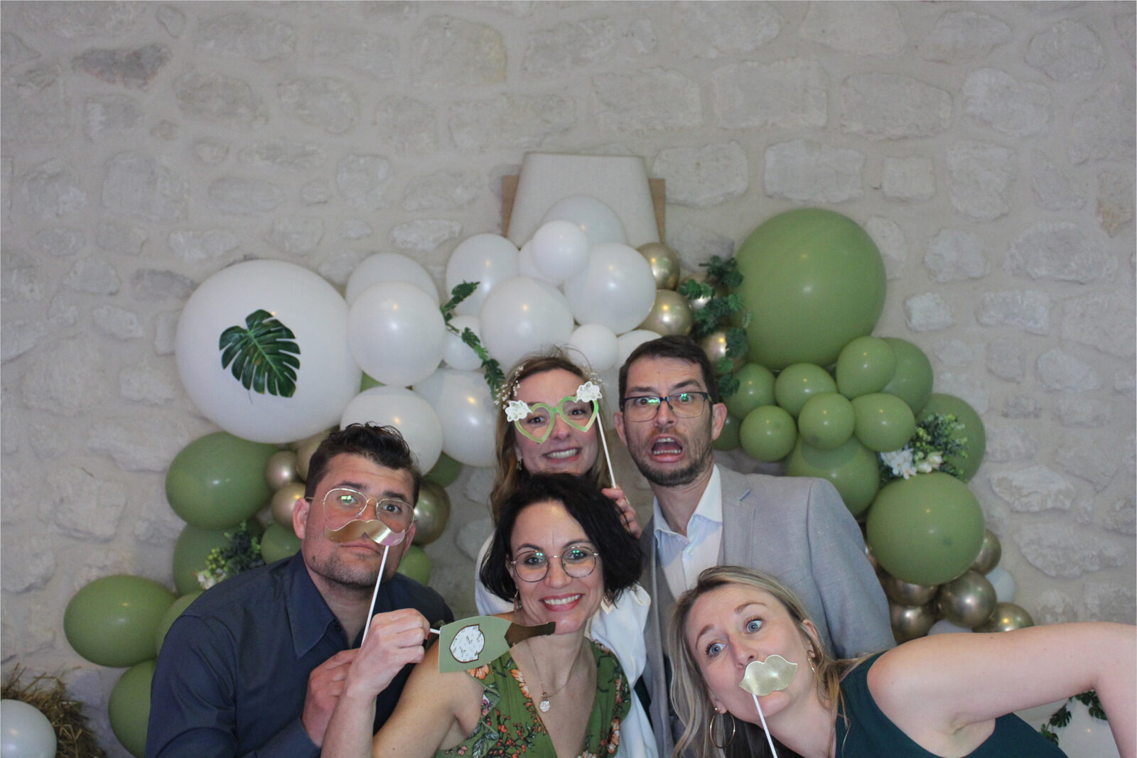 Photo Booth Jaysphotography en soirée — éclairage intégré et fond neutre pour les portraits