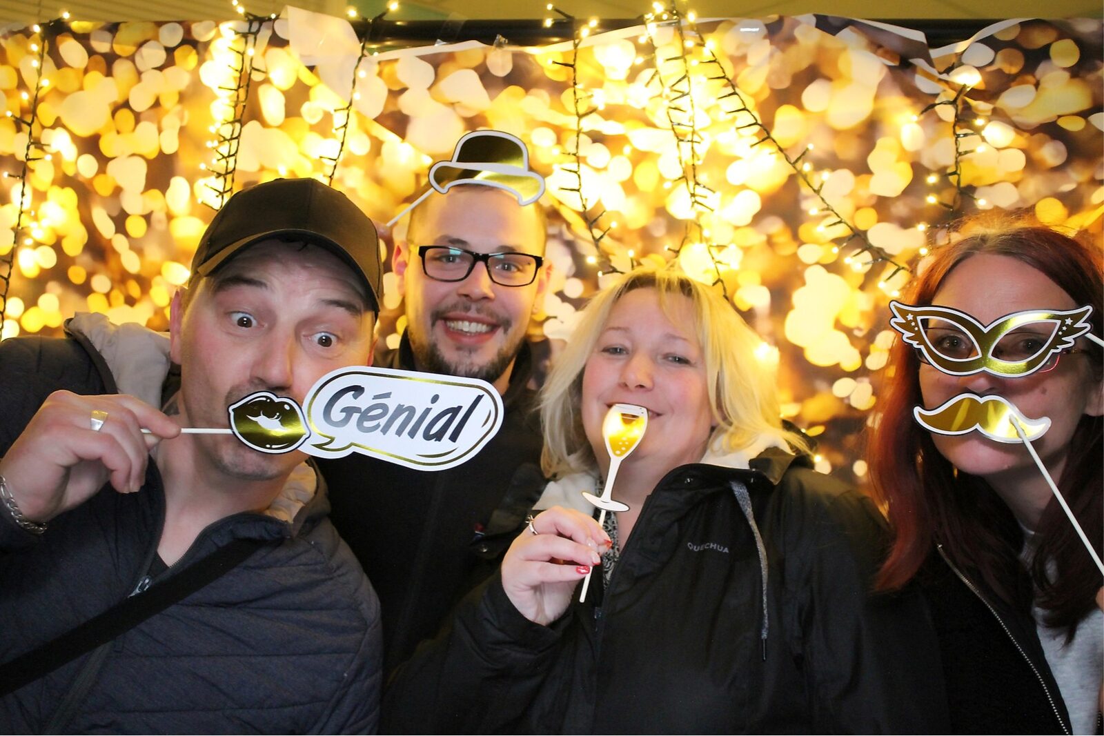 Photo Booth Jaysphotography avec accessoires premium — moustaches, lunettes, pancartes