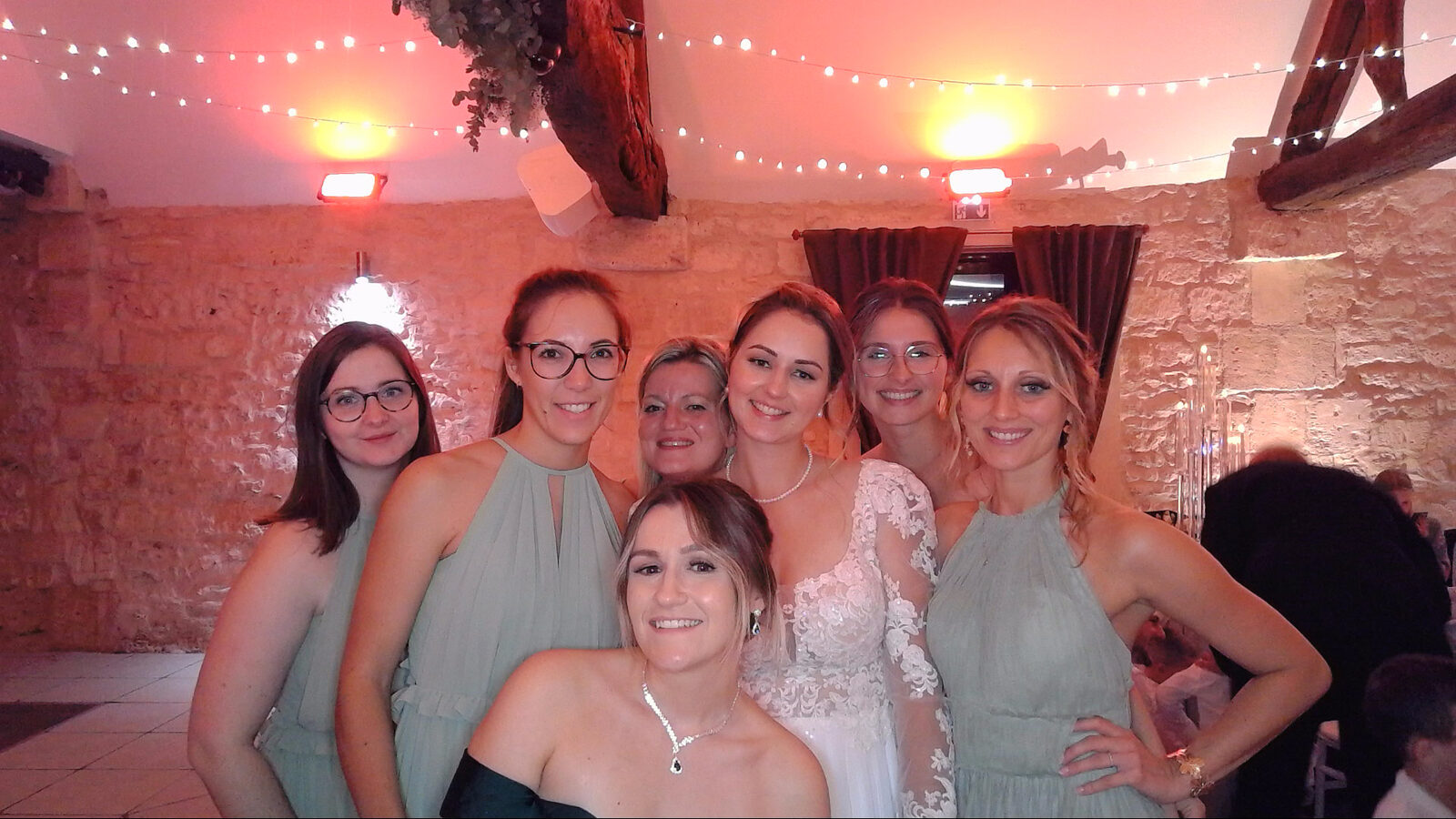 Photo Booth Jaysphotography en soirée — éclairage intégré et fond neutre pour les portraits
