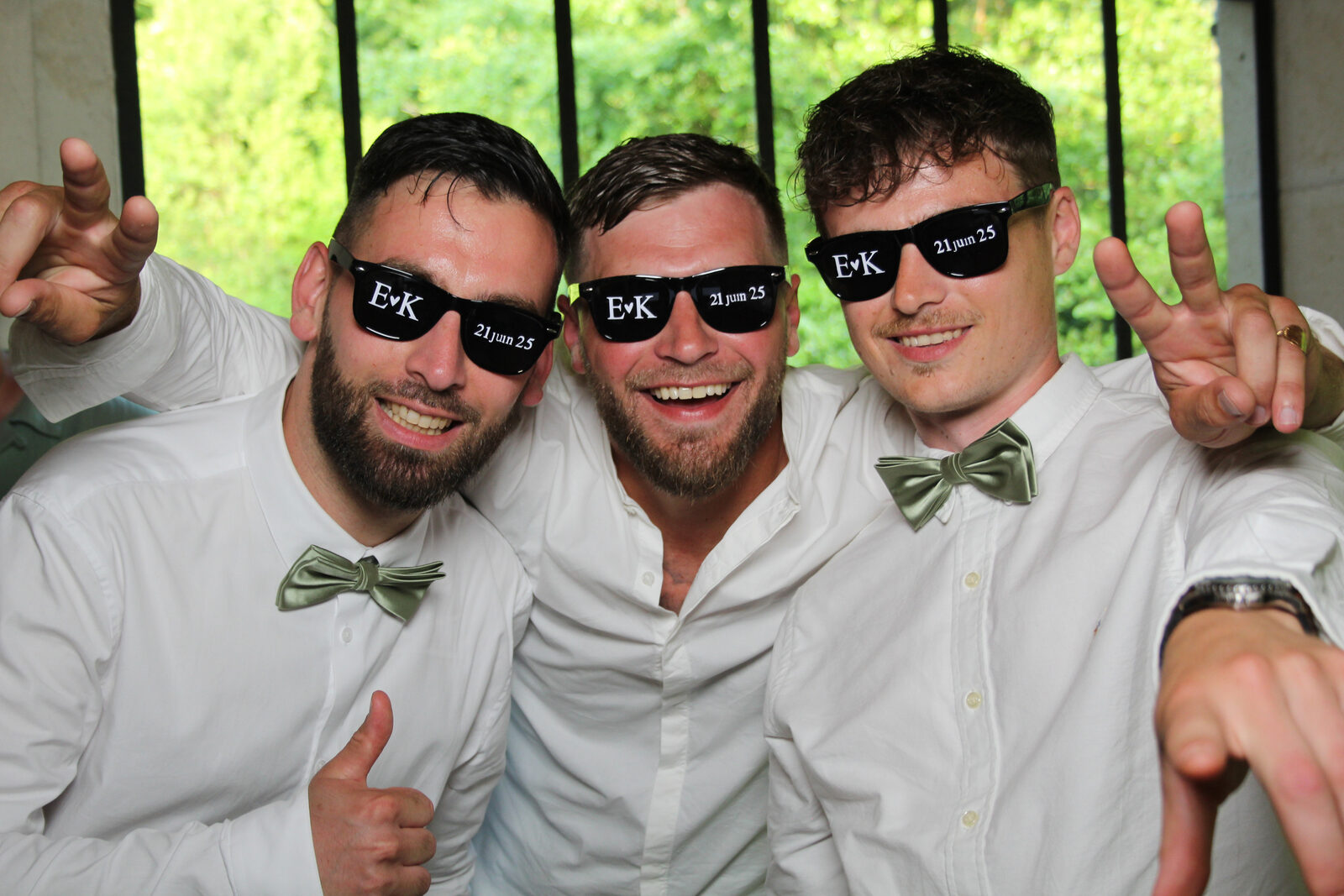 Photo Booth Jaysphotography en soirée — éclairage intégré et fond neutre pour les portraits