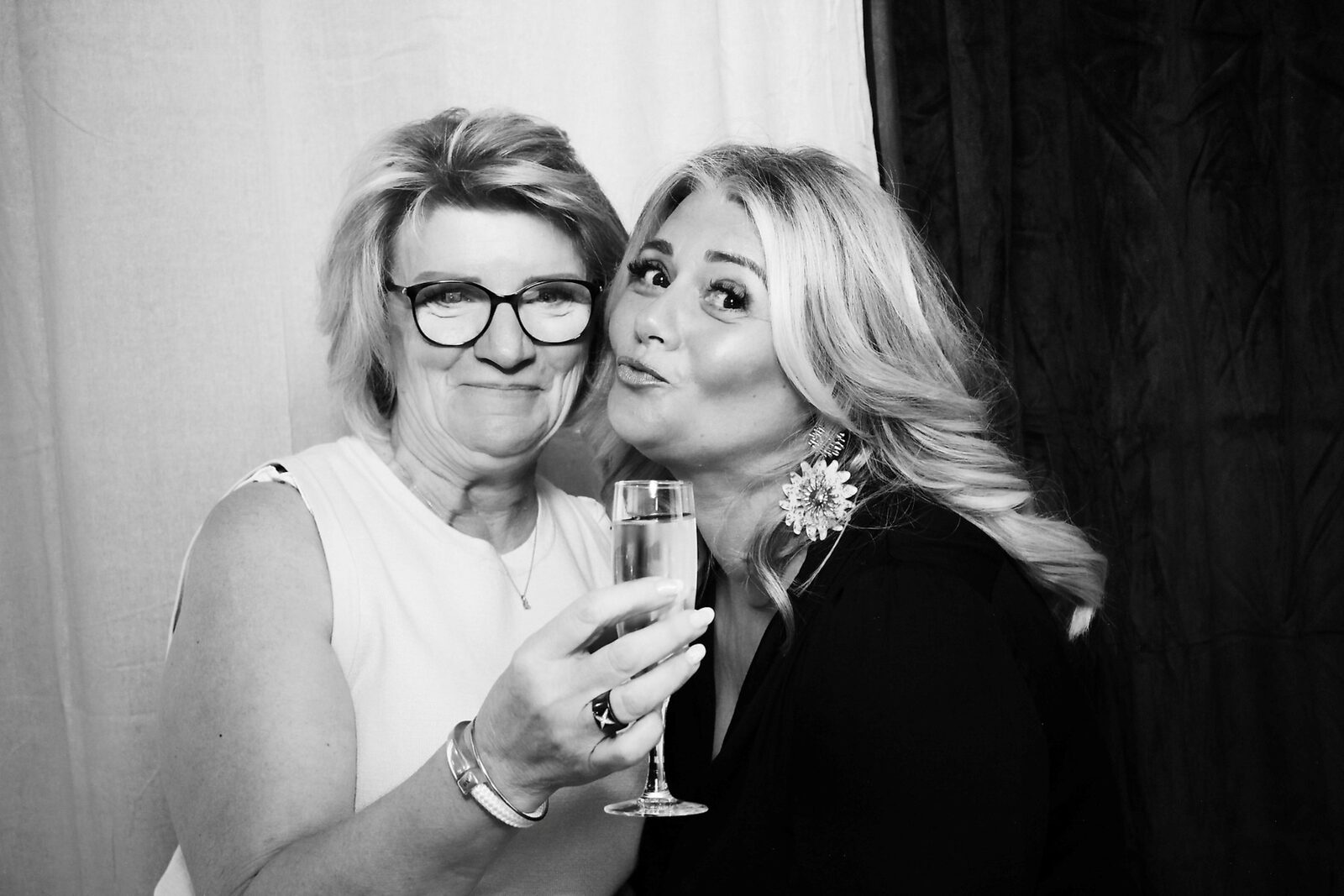 Photo Booth Jaysphotography en action lors d'une réception mariage — souvenirs imprimés instantanés