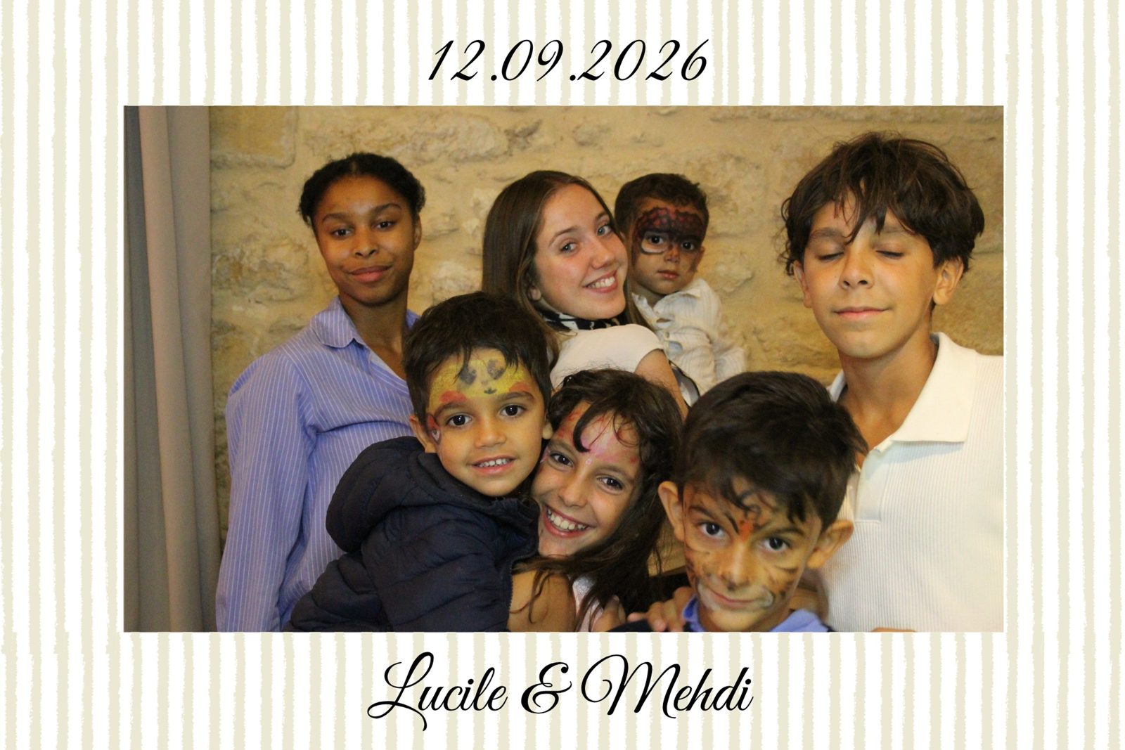 Les enfants du mariage maquillés devant la borne photo du Domaine de Précy