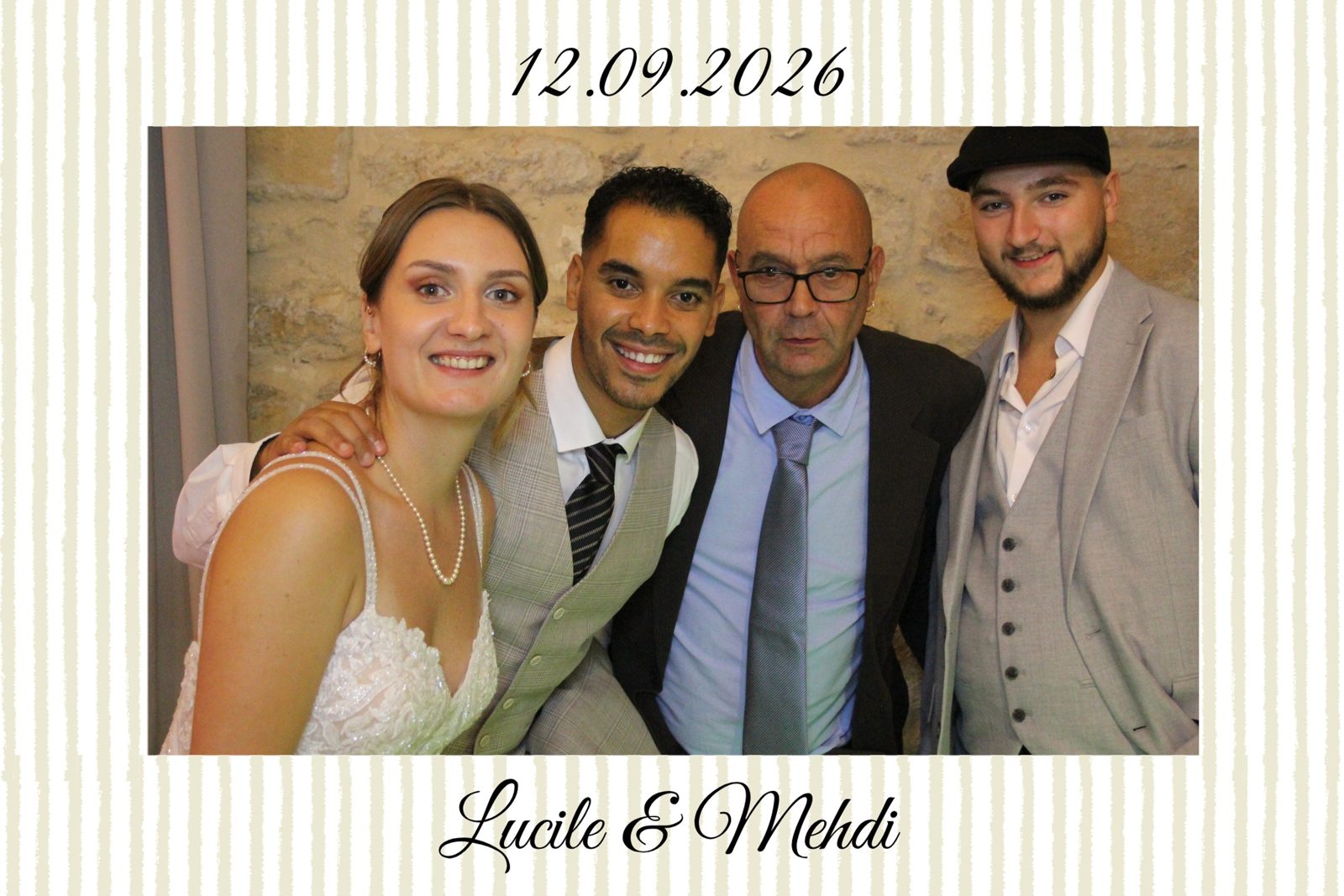 Les mariés et deux invités sur un tirage de la borne au Domaine de Précy