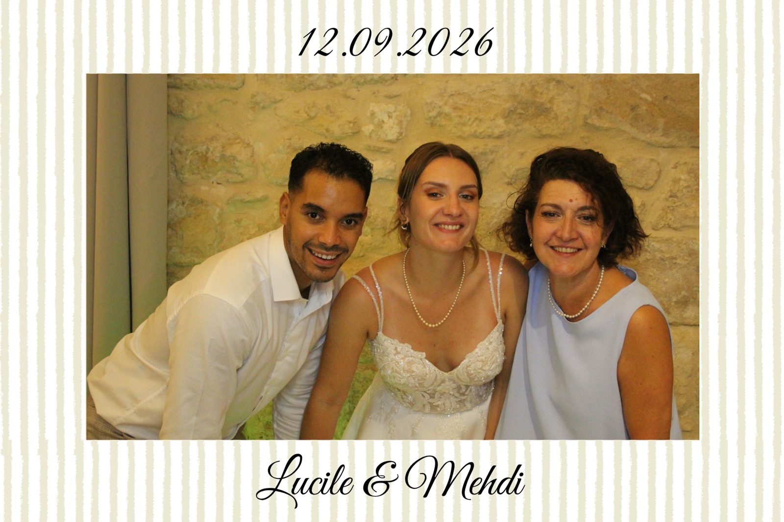 Les mariés et une invitée, tirage 10x15 de la borne au Domaine de Précy