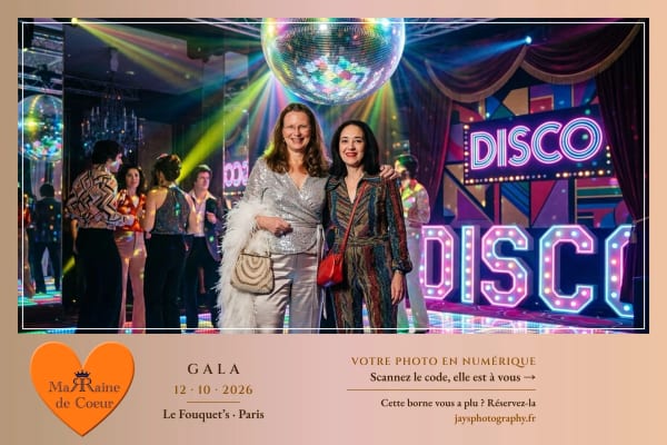 Photo IA du gala au Fouquet's, style « Fièvre disco » : deux invitées sur une piste disco, boule à facettes et enseigne lumineuse