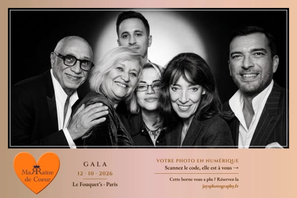 Photo IA du gala au Fouquet's, style « Studio de star » : portrait de groupe en noir et blanc, éclairage de studio
