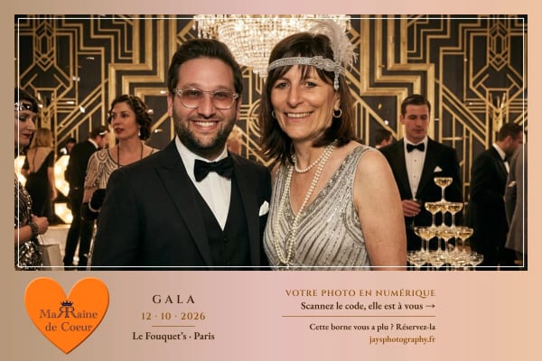 Photo IA du gala au Fouquet's, style « Années folles » : un couple en smoking et robe à franges dans un salon art déco