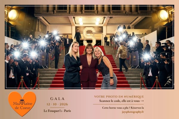 Photo IA du gala au Fouquet's, style « Tapis rouge » : trois invitées sur le tapis rouge d'un grand escalier, sous les flashs