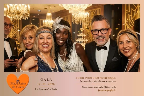 Groupe d'invités du gala en tenues des années folles, coupes de champagne et lustres art déco, photo générée par la borne IA