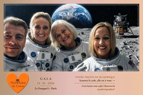 Quatre invités en combinaisons d'astronautes sur la Lune, la Terre en fond, style IA « Astronautes »