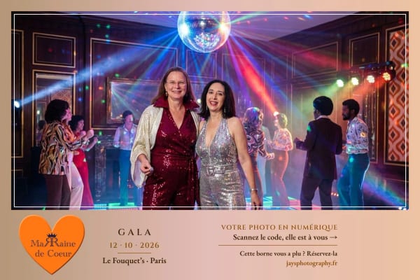 Deux invitées en tenues à paillettes sur une piste disco, boule à facettes, style IA « Fièvre disco »