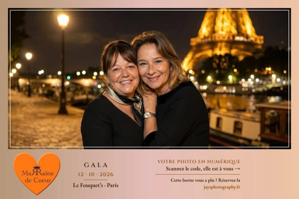 Deux invitées sur les quais de Seine la nuit, la tour Eiffel illuminée derrière elles, style IA « Paris romantique »
