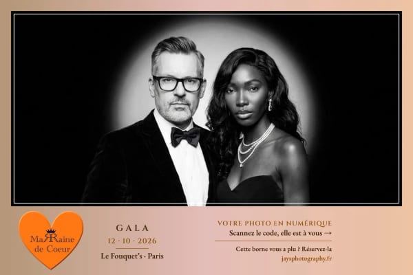 Portrait noir et blanc d'un couple en tenue de soirée, éclairage studio, style IA « Studio de star »