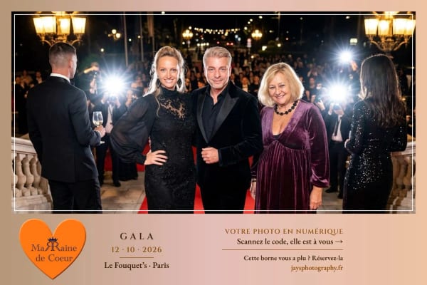 Trois invités du gala transformés par l'IA en stars sur un tapis rouge, sous les flashs des photographes