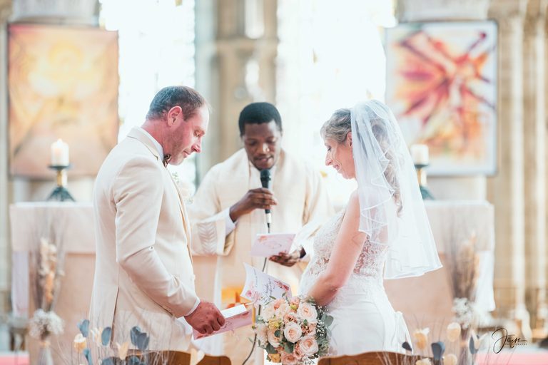 L'échange des vœux au micro avec l'officiant, cérémonie religieuse d'Alexandra et Alexis