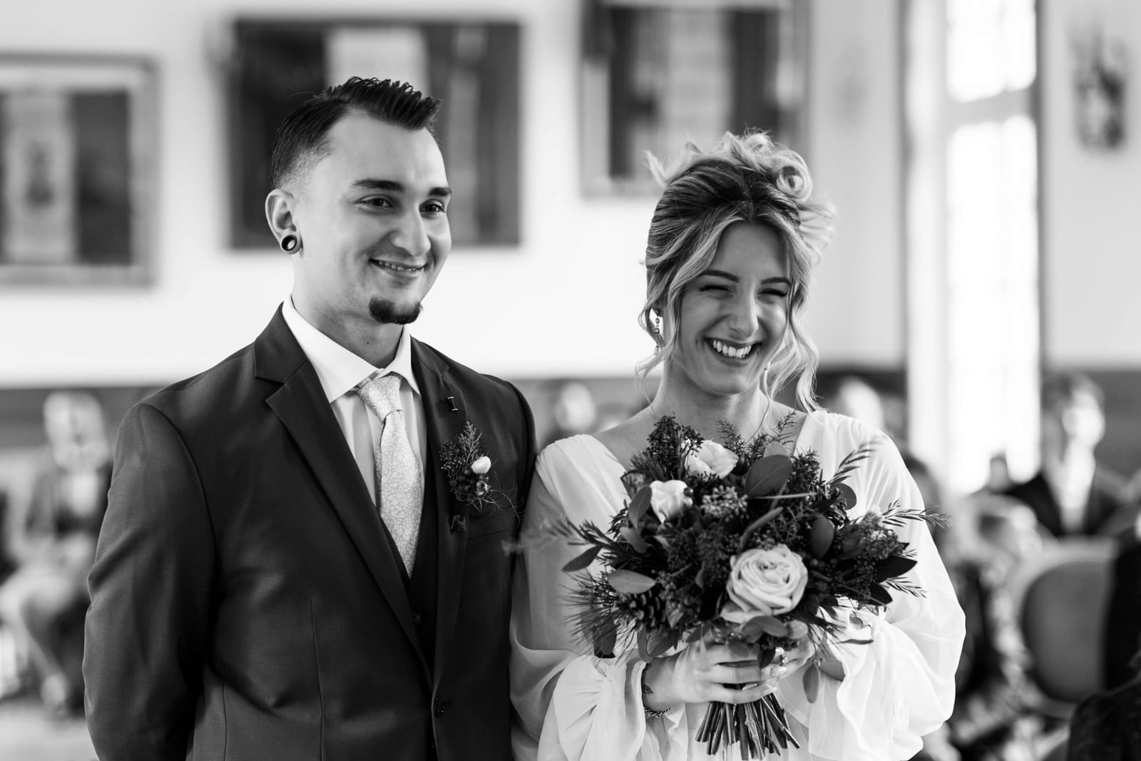Alice et Allan lors de la cérémonie, bouquet bordeaux et verdure en noir et blanc, mariage au Château de Pontarmé, par Jean-Baptiste Argyre (Jaysphotography)