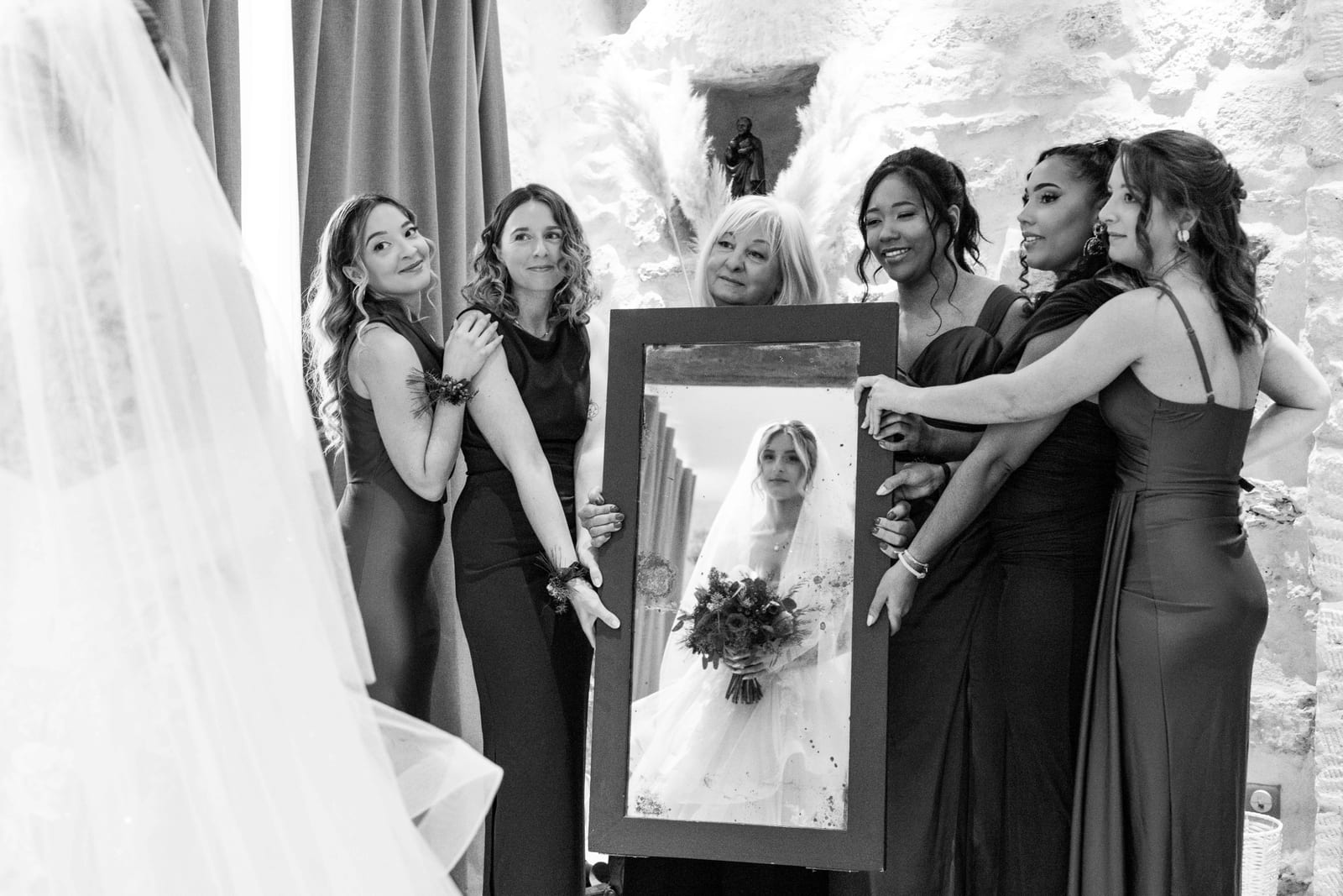 Alice entourée de ses demoiselles d'honneur en noir, tenant un cadre photo, mariage au Château de Pontarmé, par Jean-Baptiste Argyre (Jaysphotography)