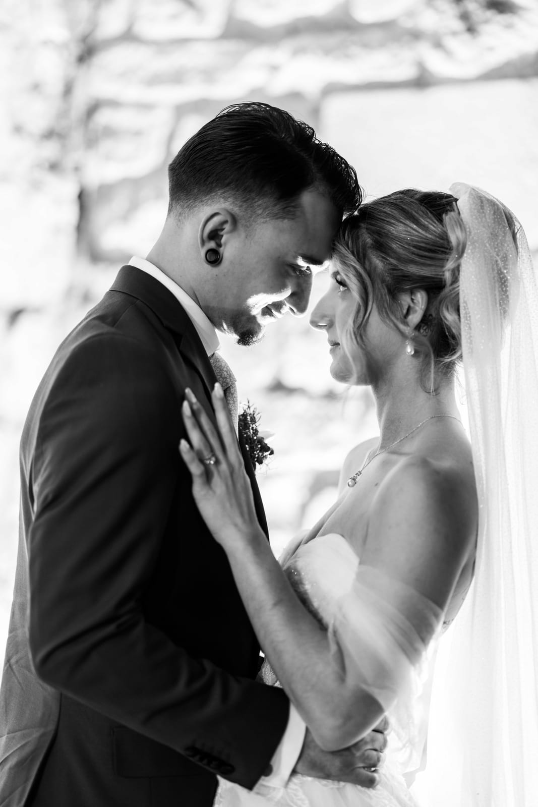 Couple front contre front en noir et blanc, robe volumineuse au sol, mariage au Château de Pontarmé, par Jean-Baptiste Argyre (Jaysphotography)