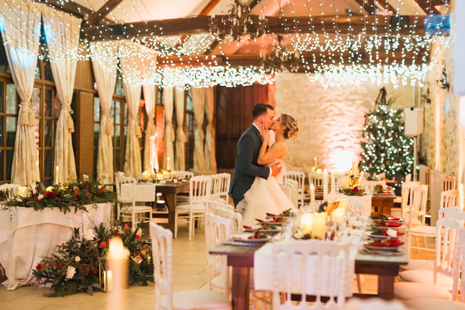 Salle de réception avec guirlandes en voûte, couple dansant au premier plan, mariage au Château de Pontarmé, par Jean-Baptiste Argyre (Jaysphotography)