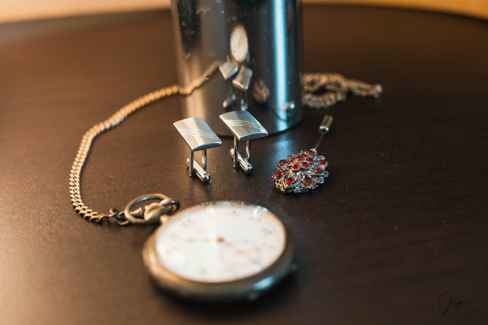Détail de la montre de gousset, accessoire vintage pour le mariage d'Amandine et Benoit à l'Abbaye Royale du Moncel, mariage au Abbaye Royale du Moncel, par Jean-Baptiste Argyre (Jaysphotography)