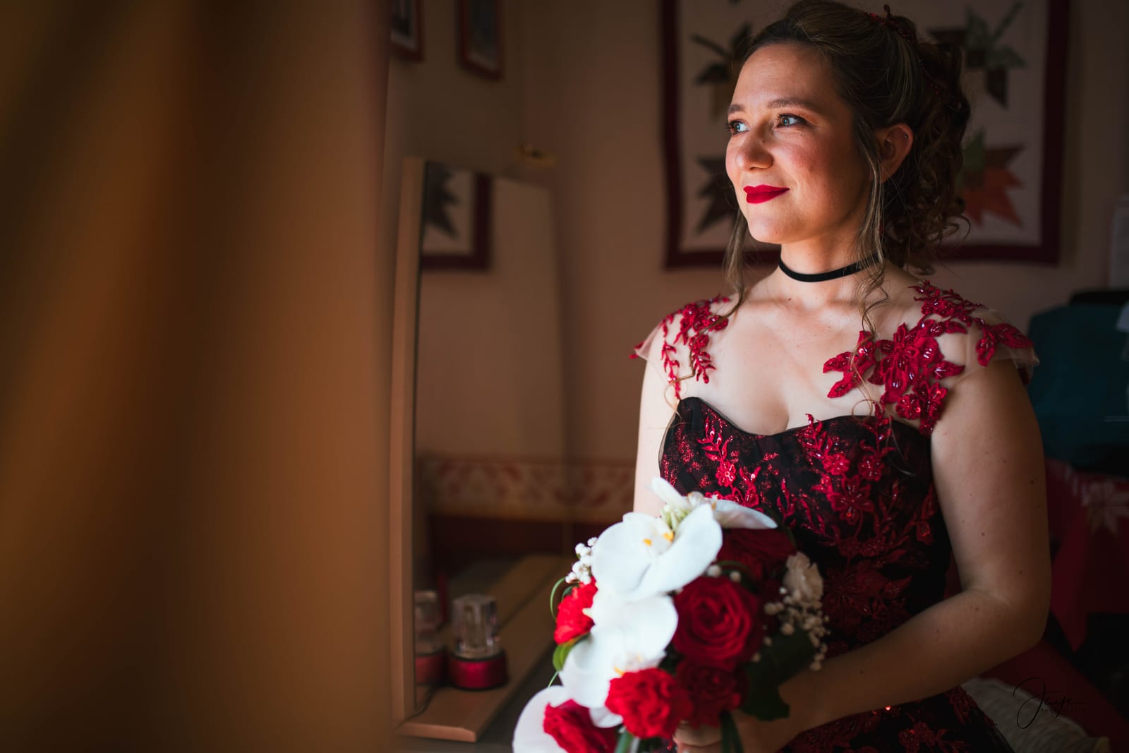 Portrait d'Amandine dans sa robe bordeaux et noire en dentelle, préparatifs à l'Abbaye Royale du Moncel, mariage au Abbaye Royale du Moncel, par Jean-Baptiste Argyre (Jaysphotography)