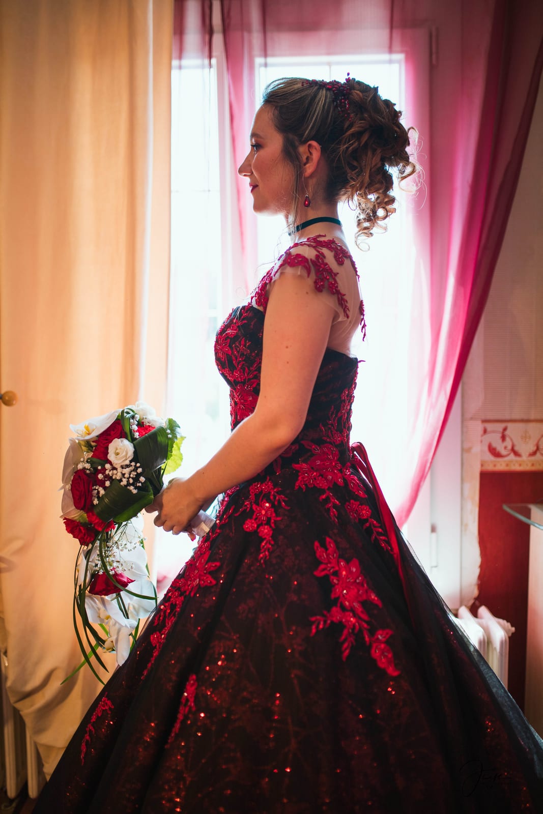 Amandine et Benoit dans la partie en ruine de l'Abbaye du Moncel, robe bordeaux et murs de pierre, mariage au Abbaye Royale du Moncel, par Jean-Baptiste Argyre (Jaysphotography)