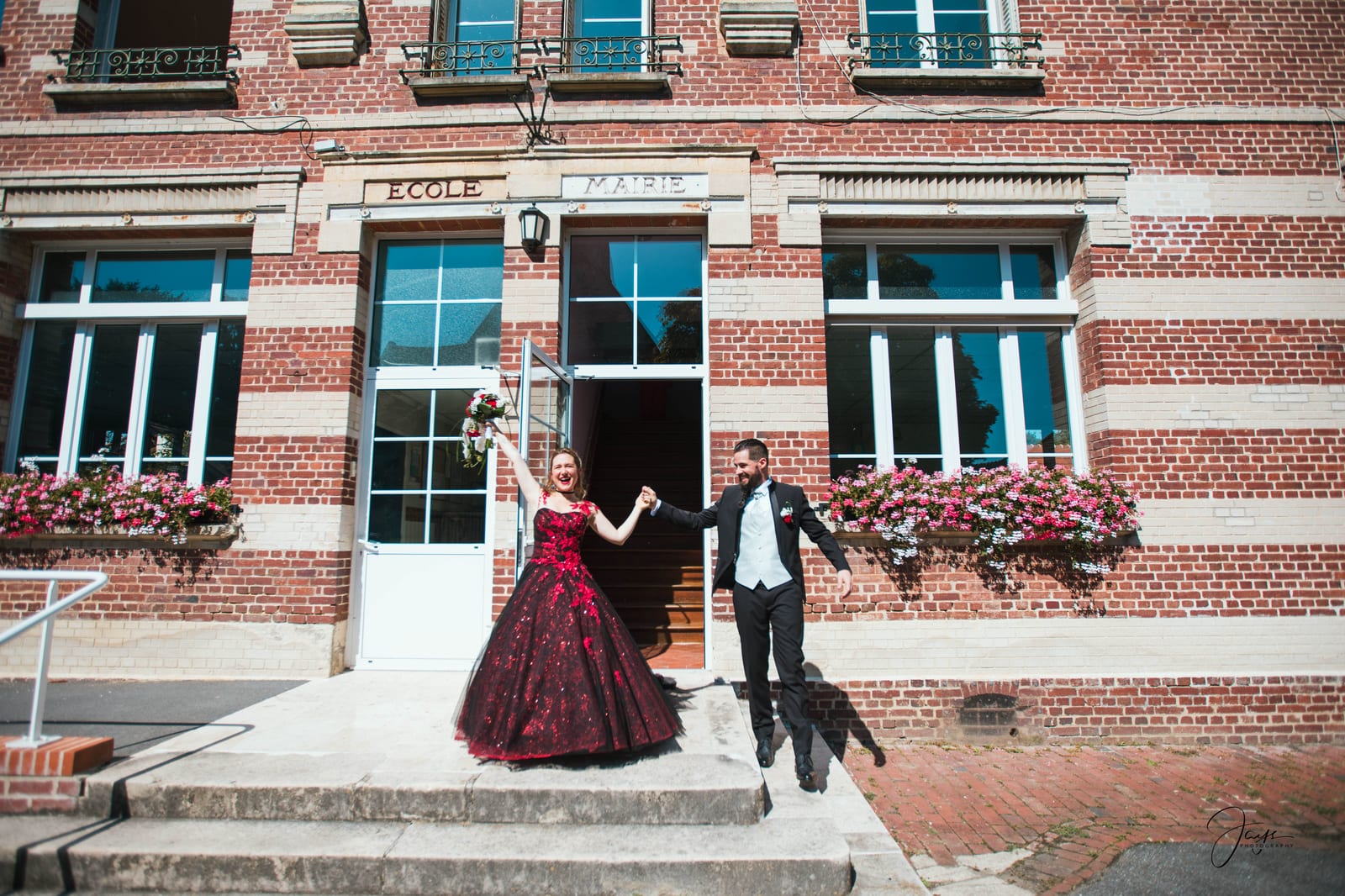 Amandine et Benoit devant la façade en brique de l'abbaye, mariage automne dans l'Oise, mariage au Abbaye Royale du Moncel, par Jean-Baptiste Argyre (Jaysphotography)