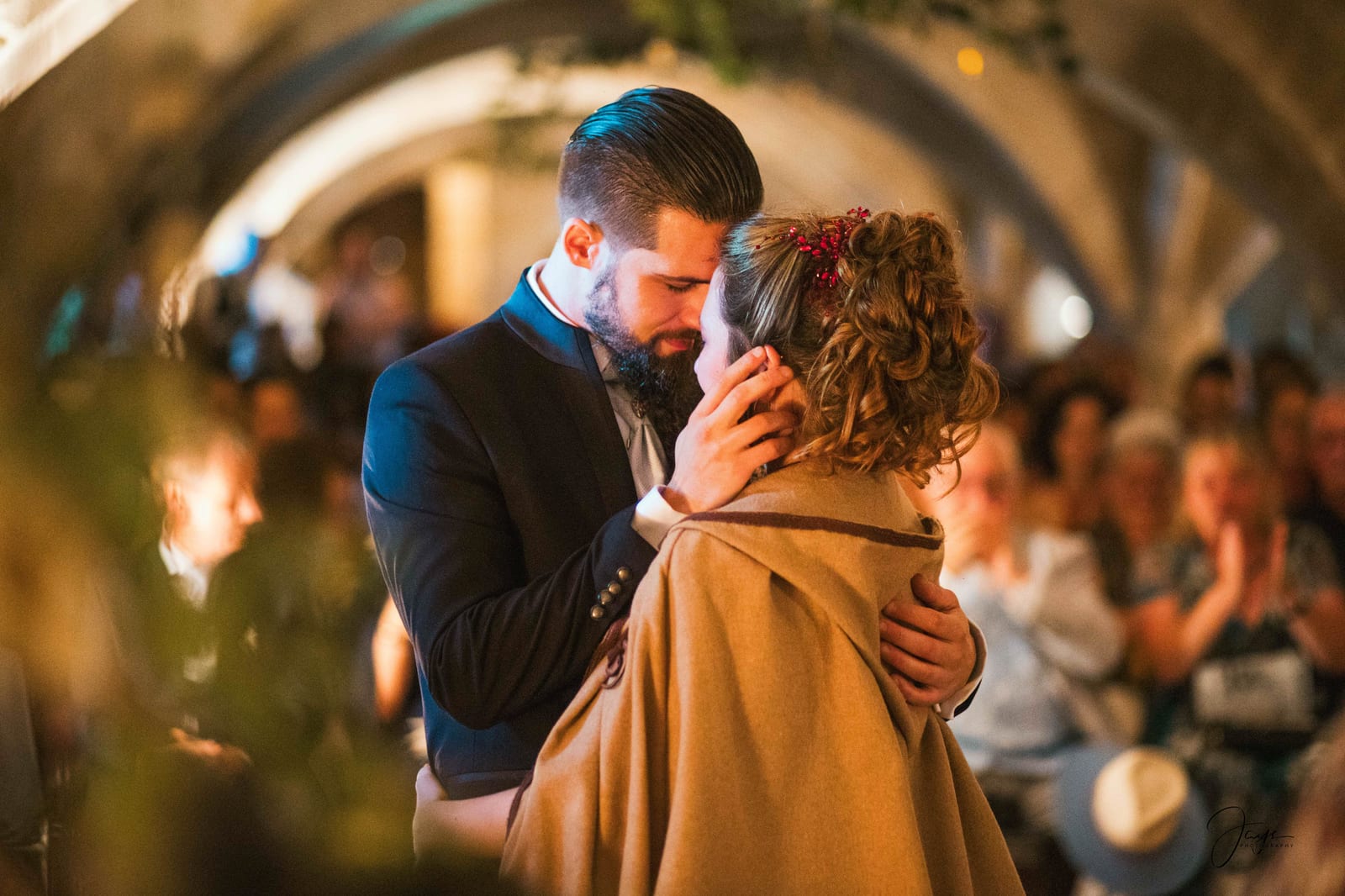 Danse des invités sous les voûtes médiévales de l'Abbaye Royale du Moncel lors de la cérémonie, mariage au Abbaye Royale du Moncel, par Jean-Baptiste Argyre (Jaysphotography)