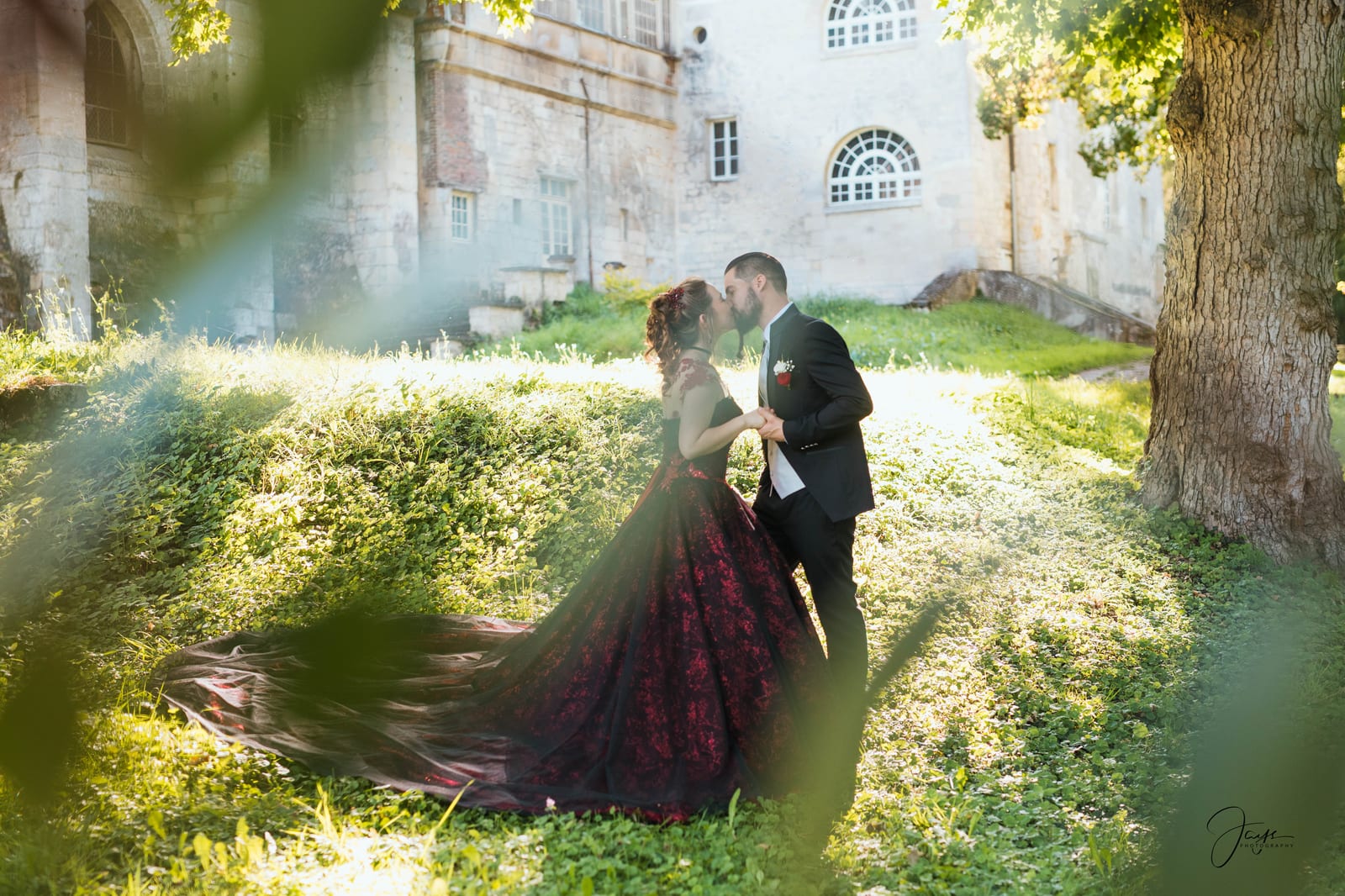 Amandine et Benoit dans le parc de l'Abbaye Royale du Moncel, robe bordeaux et arbres d'automne, mariage au Abbaye Royale du Moncel, par Jean-Baptiste Argyre (Jaysphotography)