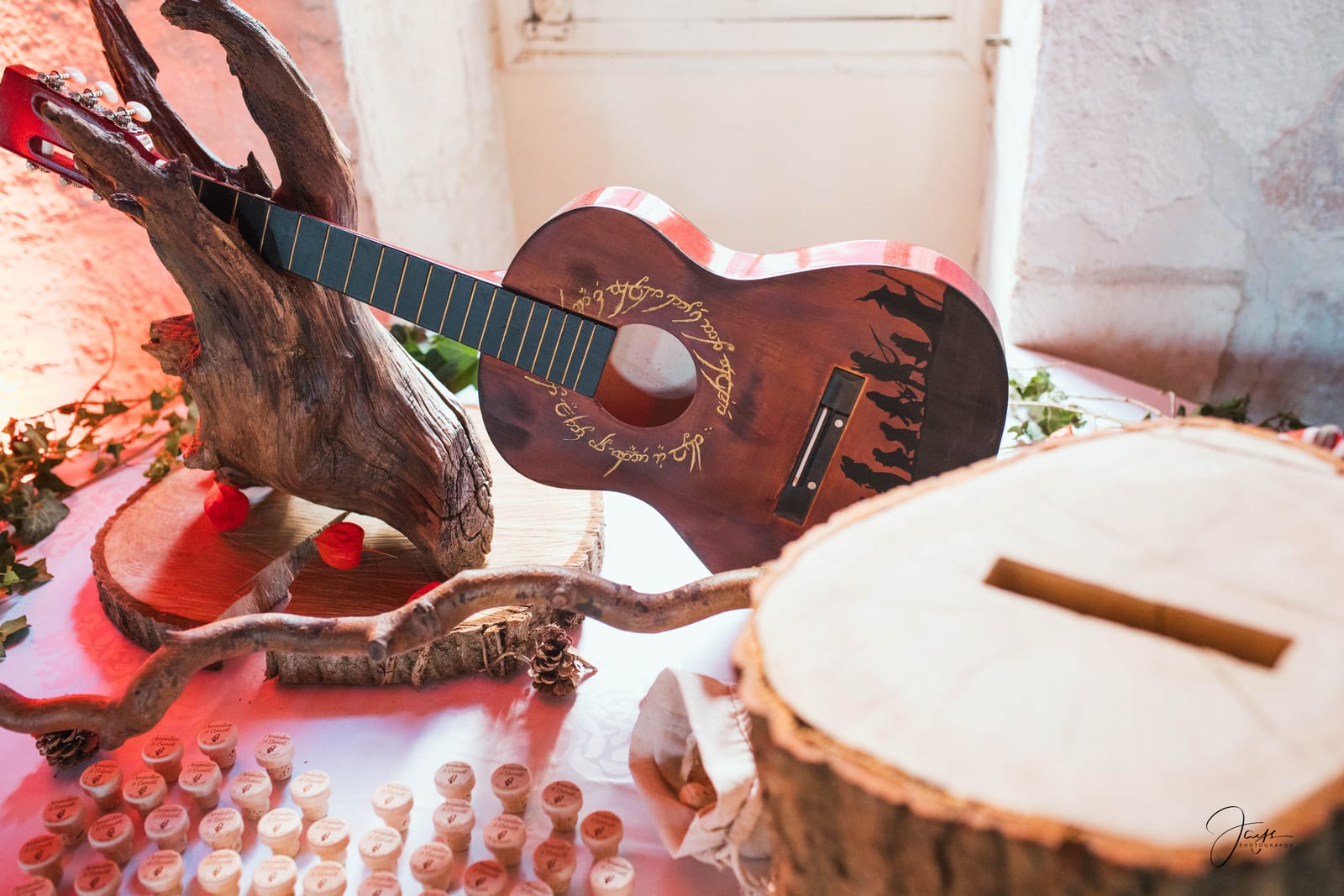 Guitare et ustensiles de réception, ambiance musicale du mariage à l'Abbaye Royale du Moncel, mariage au Abbaye Royale du Moncel, par Jean-Baptiste Argyre (Jaysphotography)