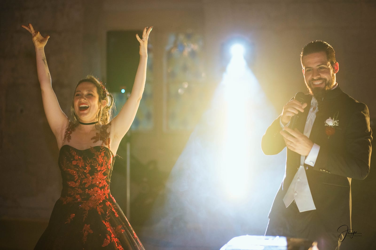 Couple et invités bras levés sur la piste de danse, soirée de mariage à l'Abbaye du Moncel, mariage au Abbaye Royale du Moncel, par Jean-Baptiste Argyre (Jaysphotography)