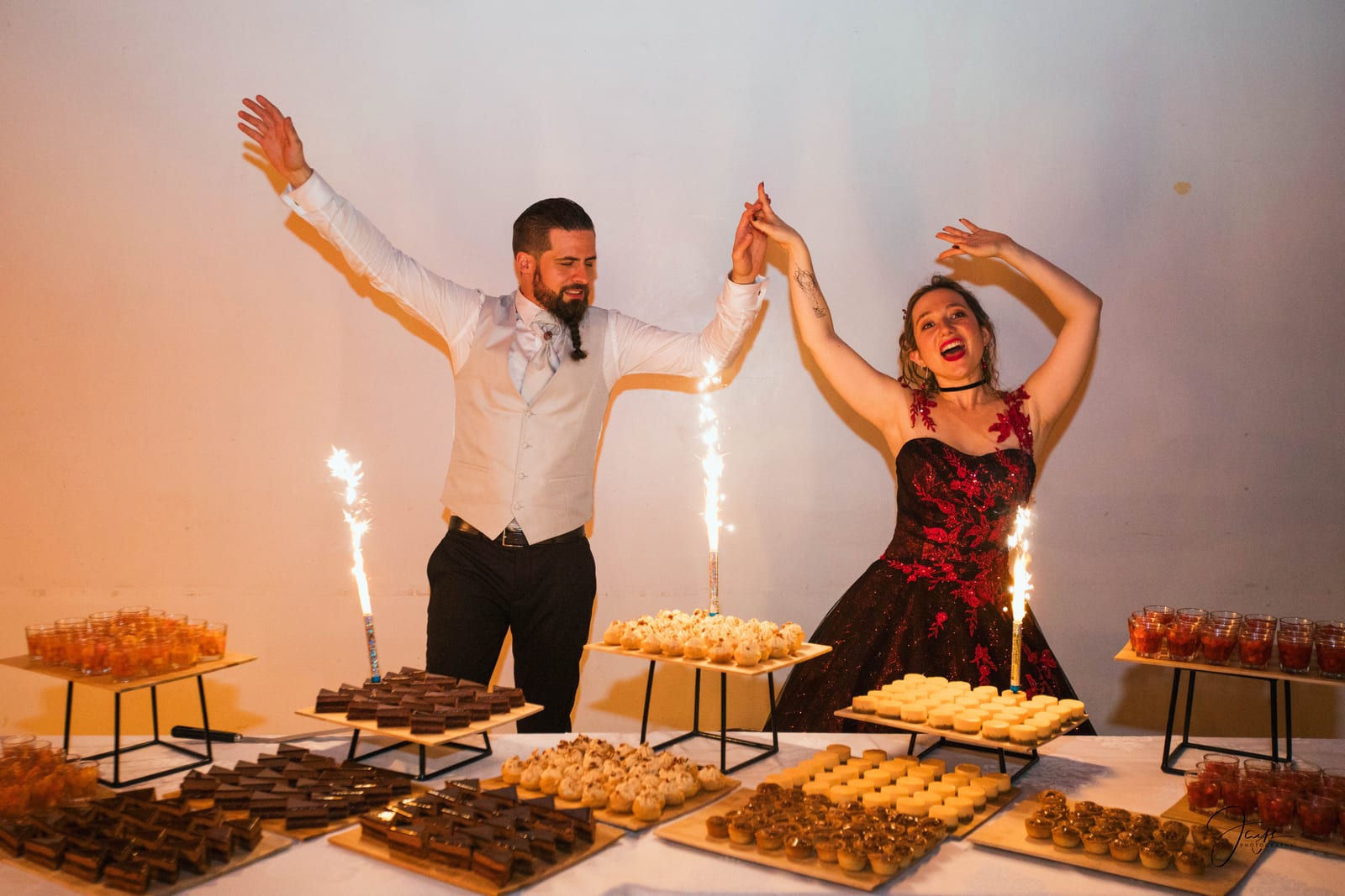 Buffet de soirée sous les guirlandes lumineuses, mariage Amandine et Benoit à l'Abbaye du Moncel, mariage au Abbaye Royale du Moncel, par Jean-Baptiste Argyre (Jaysphotography)