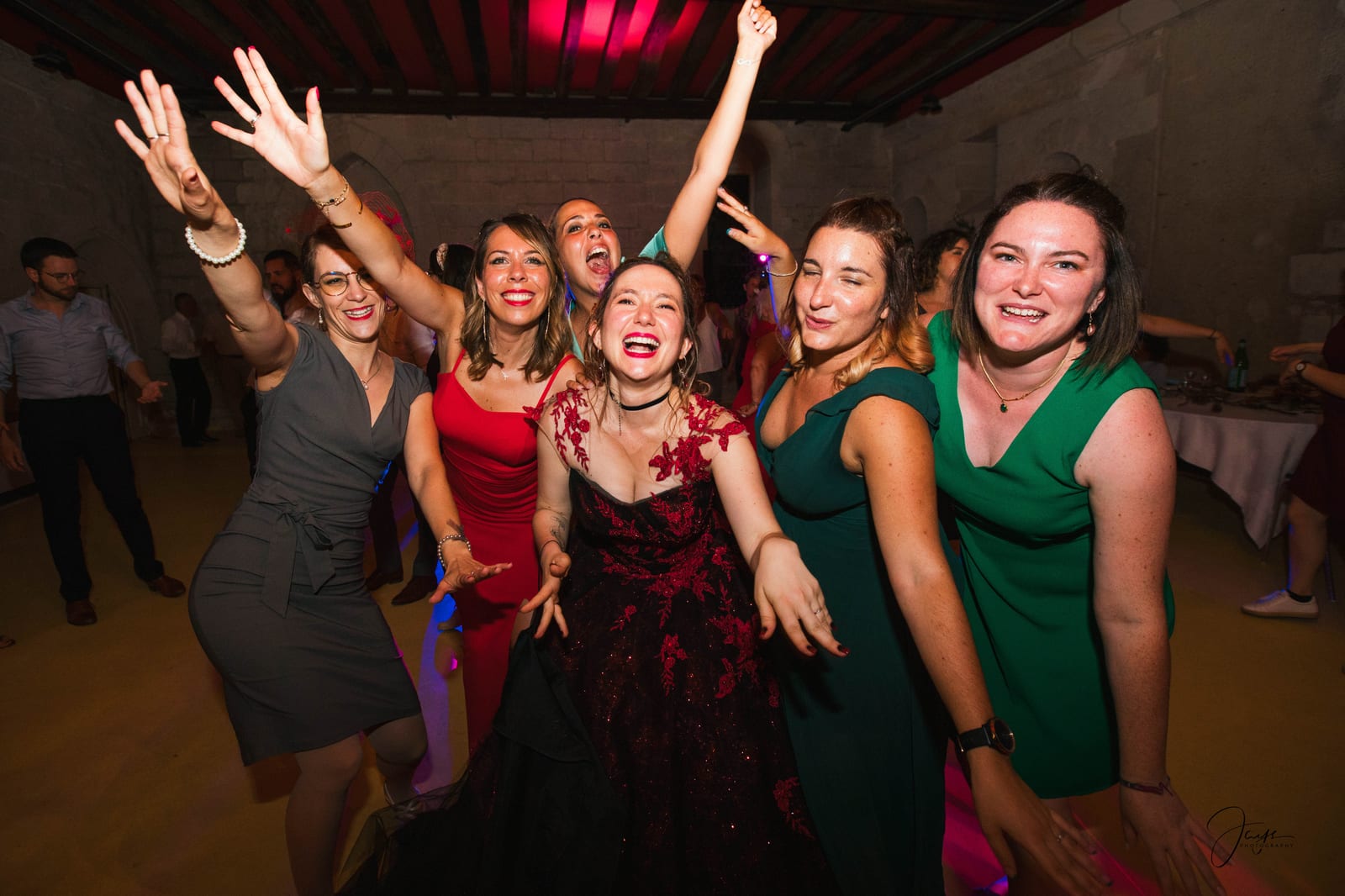 Groupe d'invitées dansant et levant les bras, ambiance festive du mariage à l'Abbaye Royale du Moncel, mariage au Abbaye Royale du Moncel, par Jean-Baptiste Argyre (Jaysphotography)