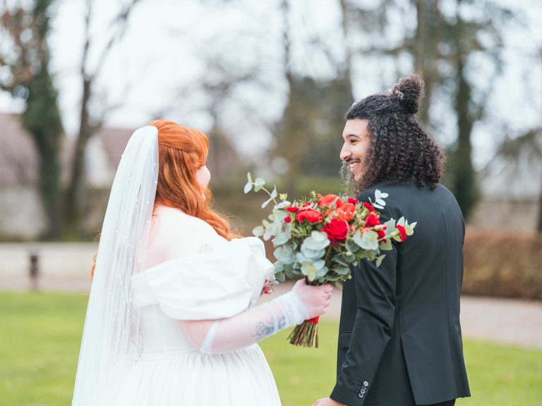 First look d'Angie et Marouane dans le parc en hiver, bouquet de roses rouges et eucalyptus, Château d'Auvilliers