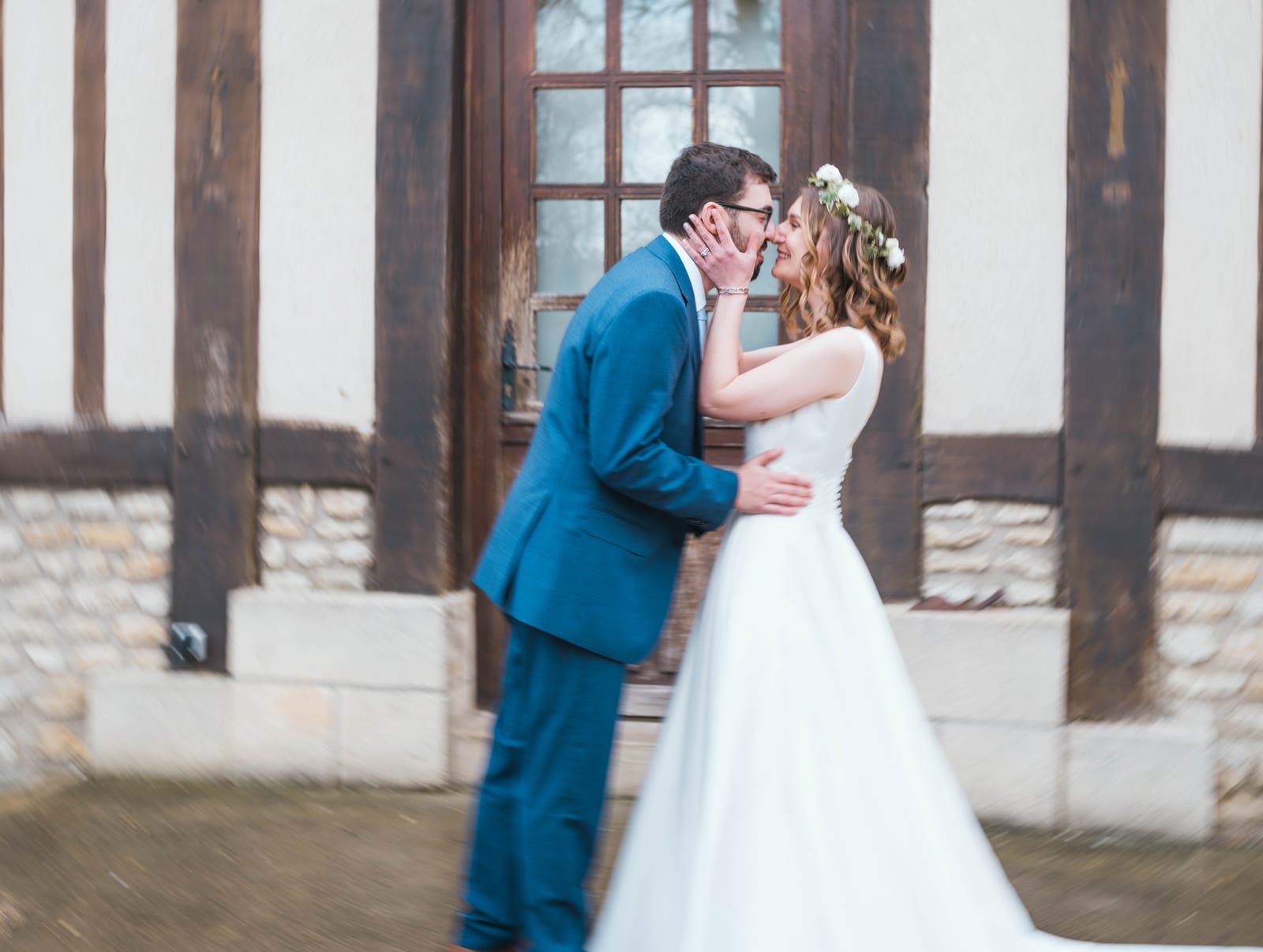 Anne-Flore et Thomas s'embrassent devant la façade à pans de bois du domaine, mariage au Domaine de la Croix Sauvalle, par Jean-Baptiste Argyre (Jaysphotography)
