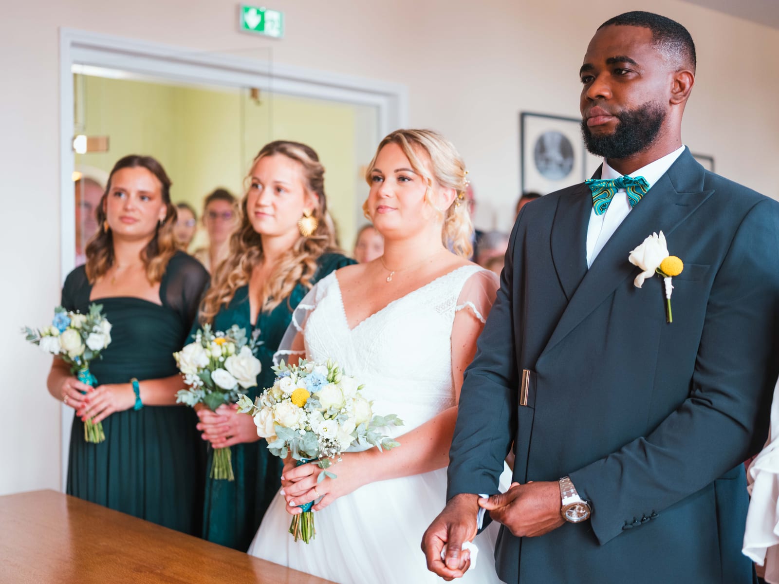 Anne-Sophie entourée de sa famille et des témoins devant le Domaine du Mont Rouge, photo de groupe ensoleillée, mariage au Domaine du Mont Rouge, par Jean-Baptiste Argyre (Jaysphotography)