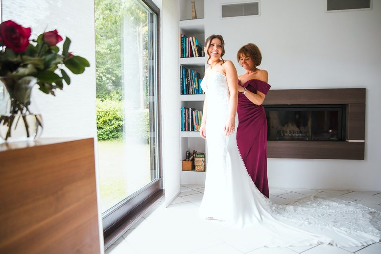 La mère de Léa ferme sa robe de mariée dans le salon lumineux à Lamorlaye