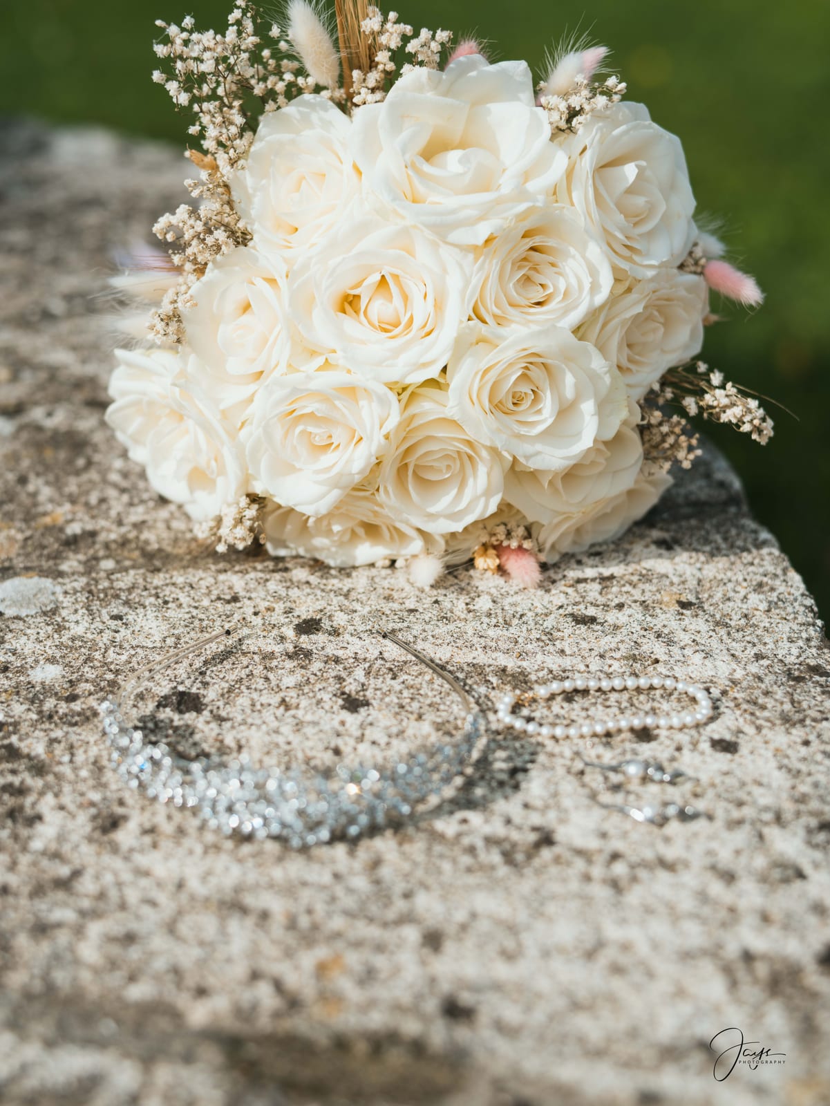 Bouquet de roses blanches et alliances posés sur un tissu clair, détails du matin du mariage de Christelle et Milton, photo Jaysphotography., mariage au Domaine de la Croix Sauvalle, par Jean-Baptiste Argyre (Jaysphotography)