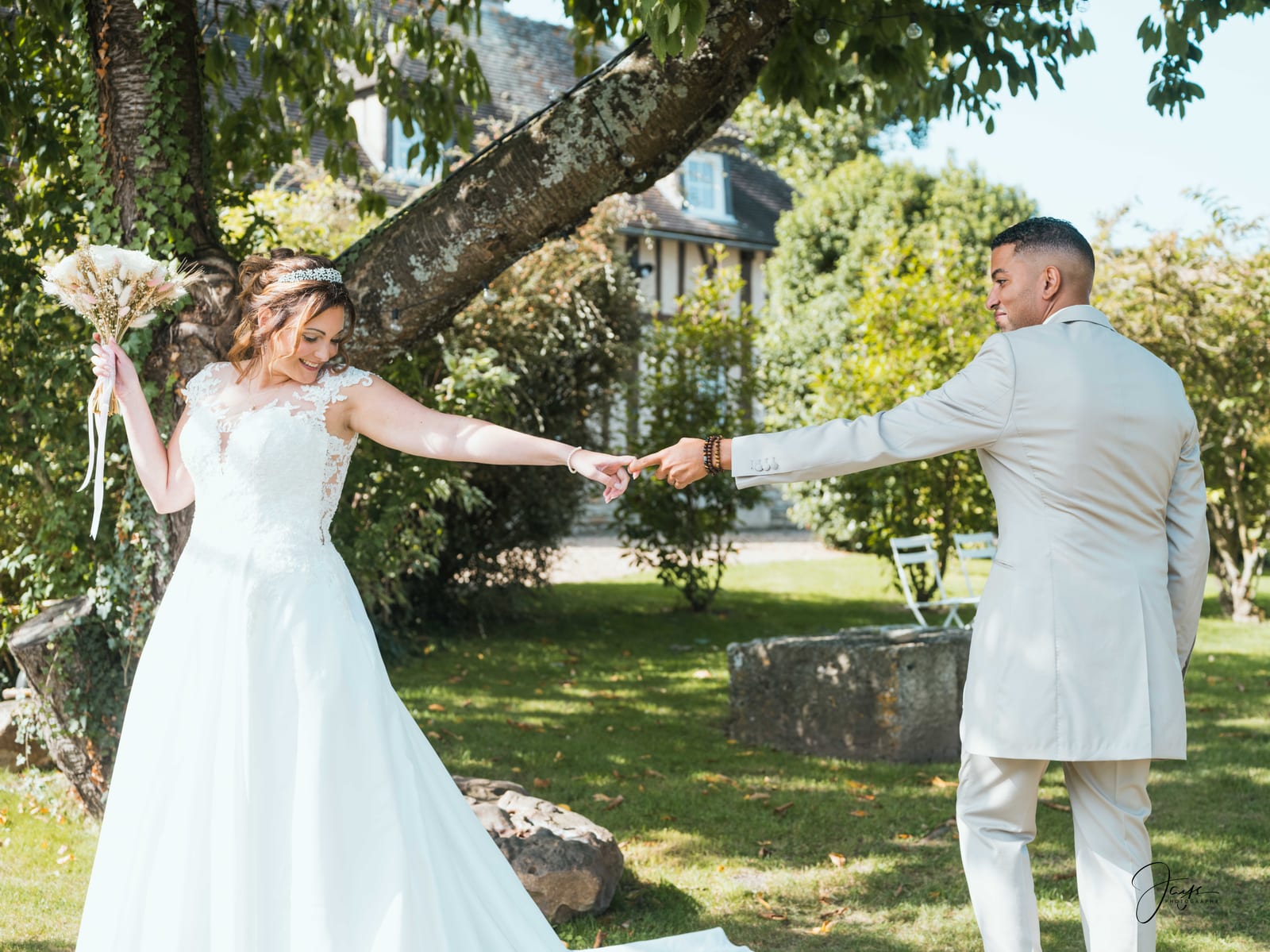 Christelle et Milton se tenant la main en extérieur devant le bâtiment à colombages, lumière naturelle d'automne, photo Jaysphotography., mariage au Domaine de la Croix Sauvalle, par Jean-Baptiste Argyre (Jaysphotography)