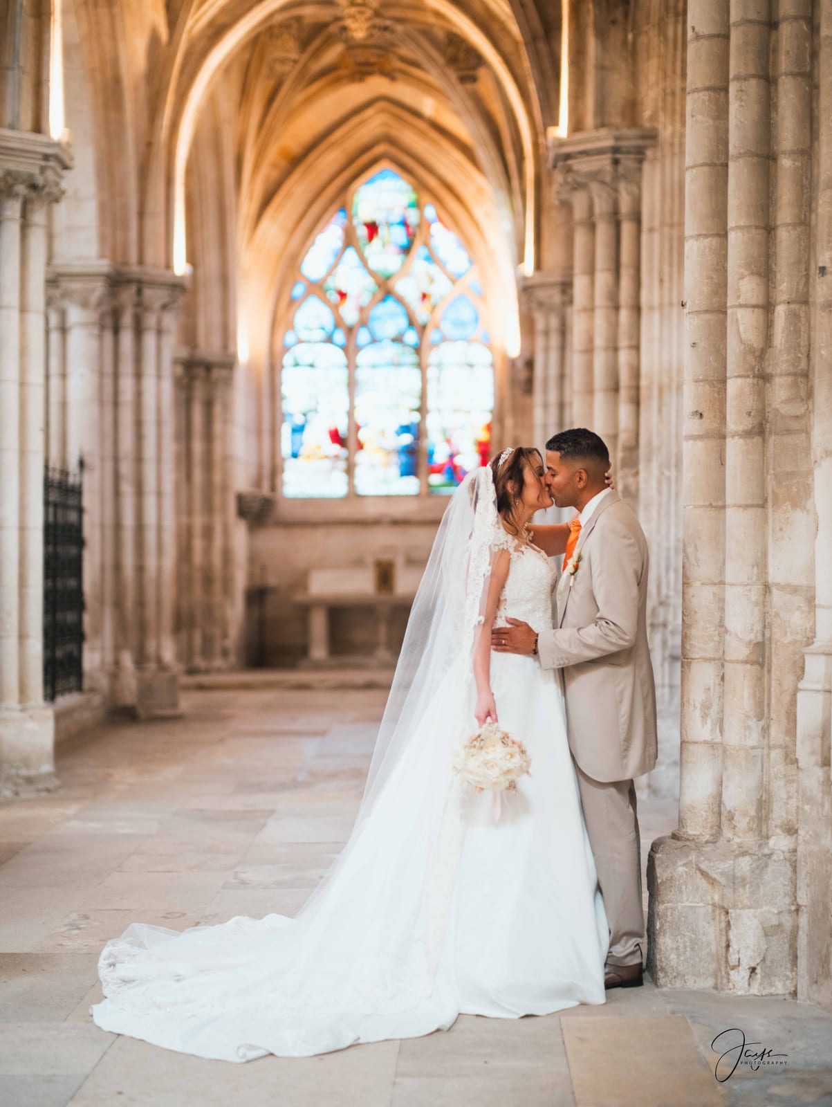 Cérémonie religieuse de Christelle et Milton dans une église gothique aux vitraux colorés, photo Jaysphotography., mariage au Domaine de la Croix Sauvalle, par Jean-Baptiste Argyre (Jaysphotography)